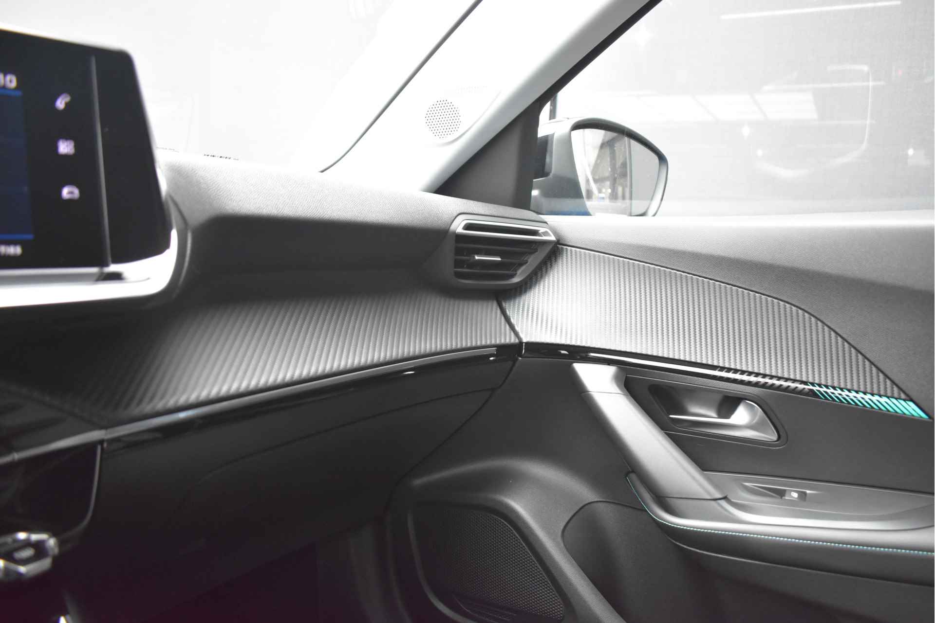 Peugeot 2008 1.2 PureTech Allure 100pk | Navigatie by App | Achteruitrijcamera | Full-LED | Parkeersensoren | Lane-Assist | Getint Glas | Cli - 28/40