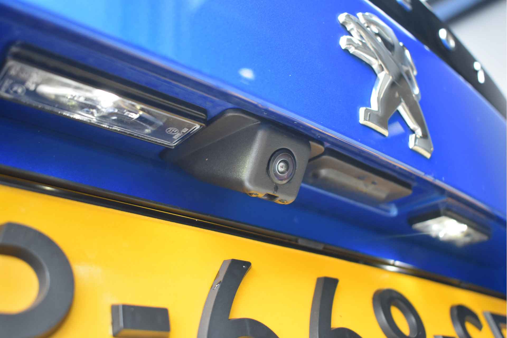 Peugeot 2008 1.2 PureTech Allure 100pk | Navigatie by App | Achteruitrijcamera | Full-LED | Parkeersensoren | Lane-Assist | Getint Glas | Cli - 32/40