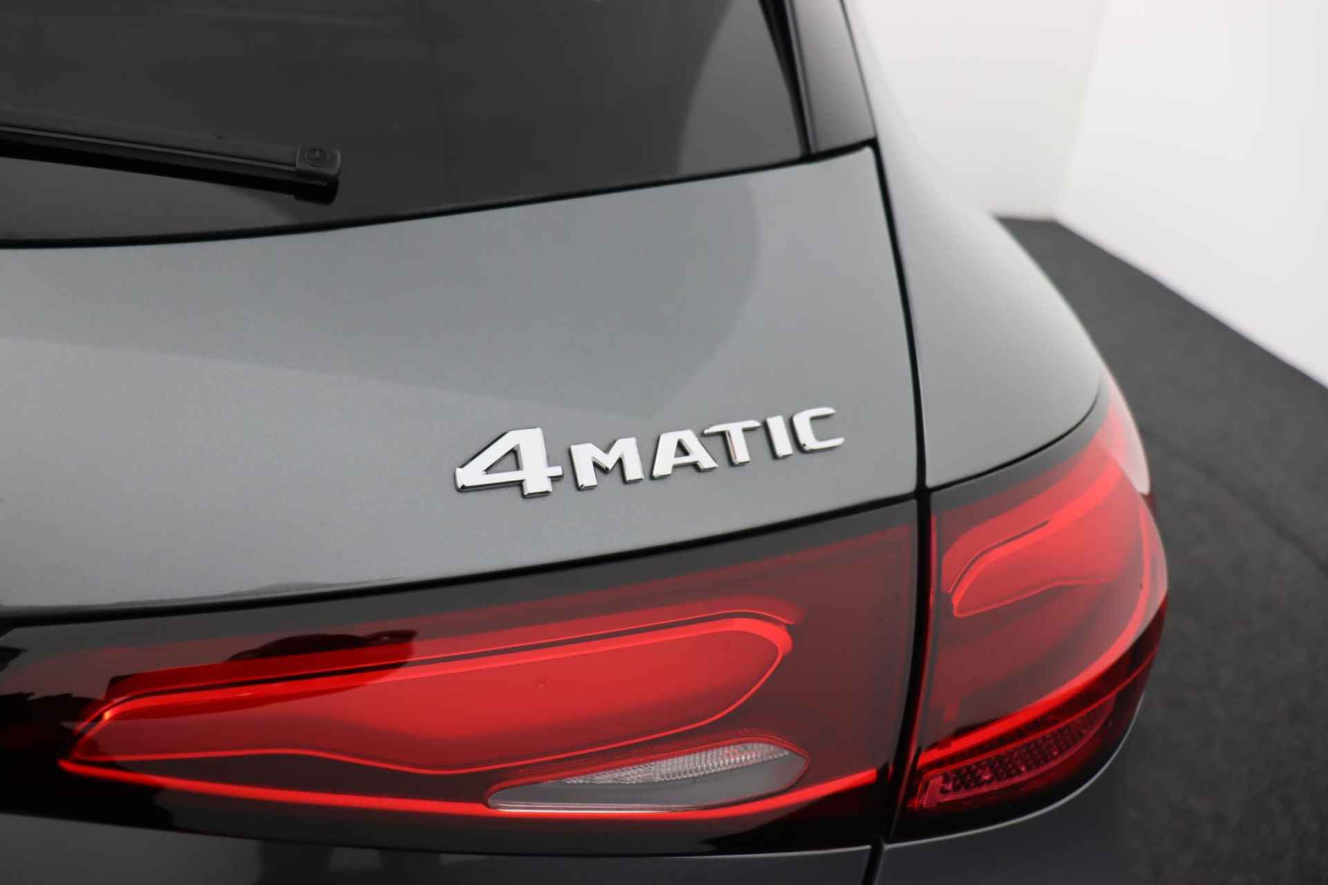 Mercedes-Benz GLC-klasse 300e 4MATIC AMG Line | Panoramadak | 360 camera | Multispaaks velgen - 38/39