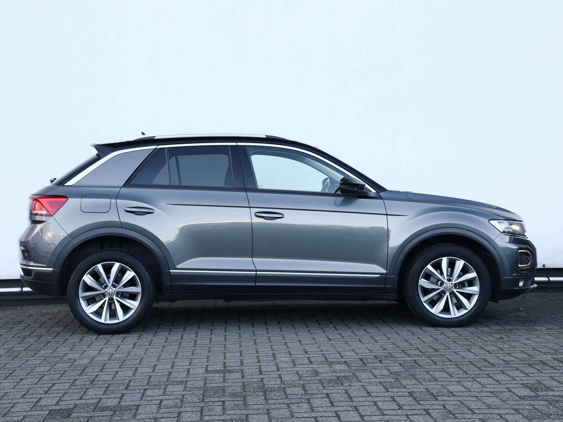 Volkswagen T-Roc 1.5 TSI Style 150pk  | LED | Navigatie | Climate control | Cruise control | Camera | Stoelverwarming - 2/37