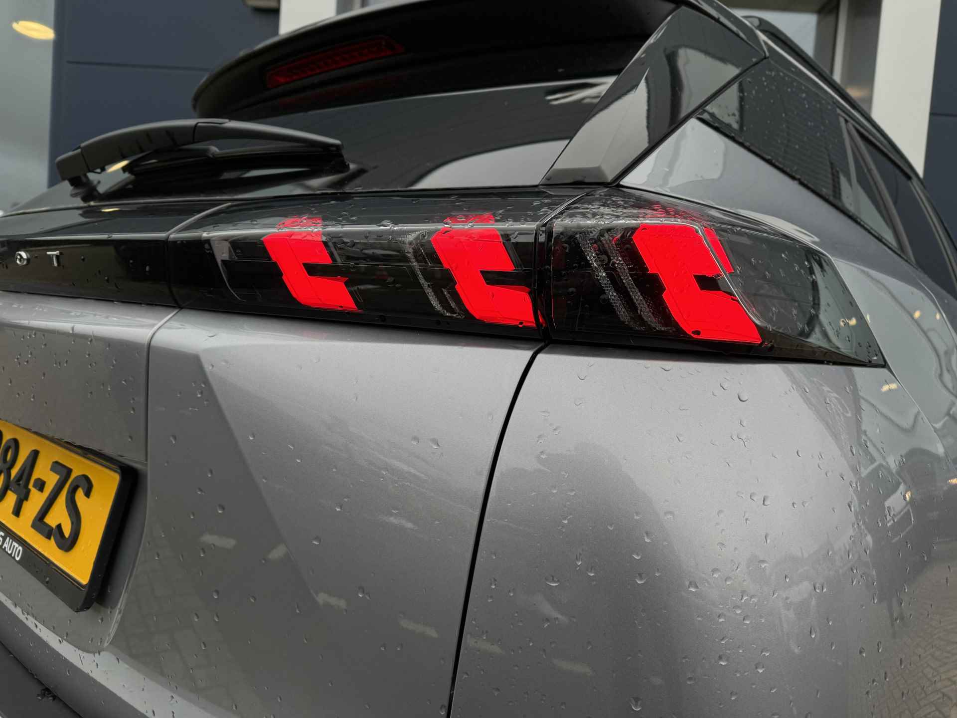 Peugeot e-2008 EV GT 50 kWh | Schuif/Kantel dak | Camera | Sensoren V/A | ACC | Keyless | Stoelverwarming | Navi | Carplay - 16/46