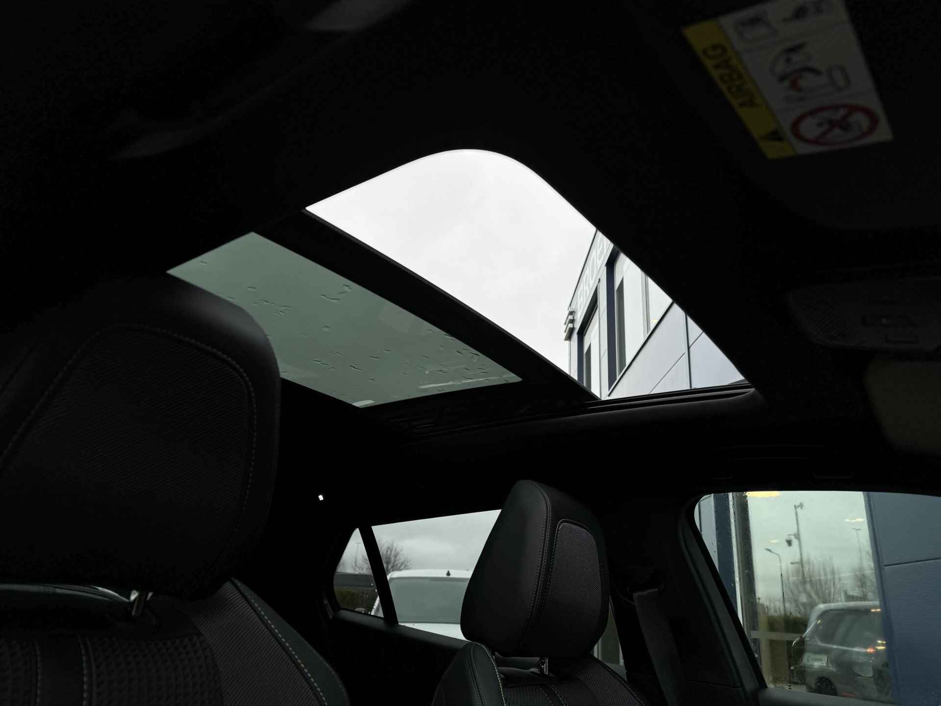 Peugeot e-2008 EV GT 50 kWh | Schuif/Kantel dak | Camera | Sensoren V/A | ACC | Keyless | Stoelverwarming | Navi | Carplay - 24/46