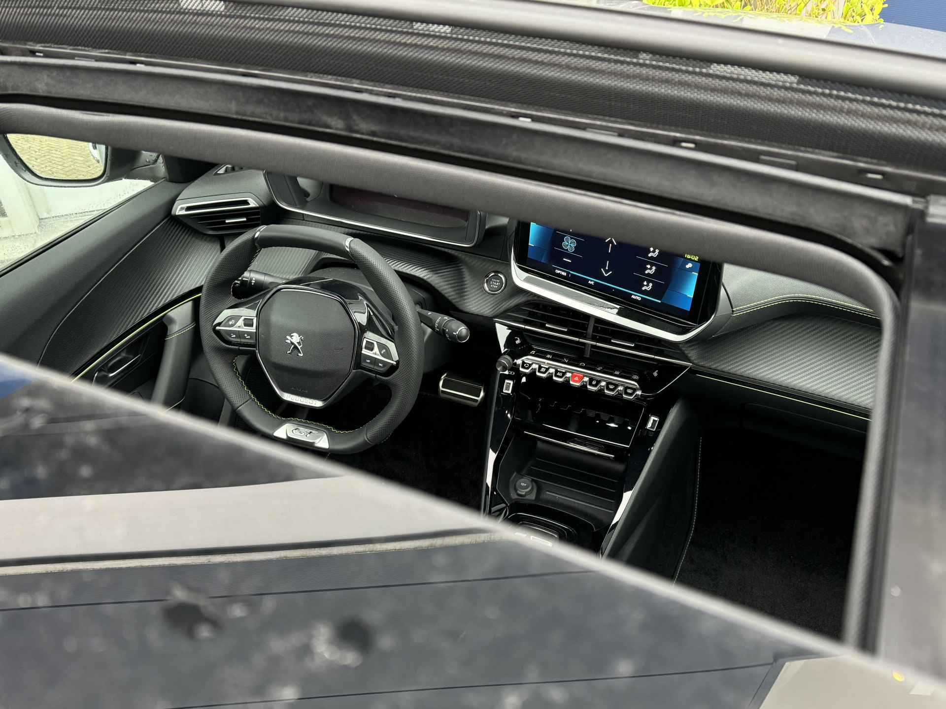 Peugeot e-2008 EV GT 50 kWh | Schuif/Kantel dak | Camera | Sensoren V/A | ACC | Keyless | Stoelverwarming | Navi | Carplay - 25/46