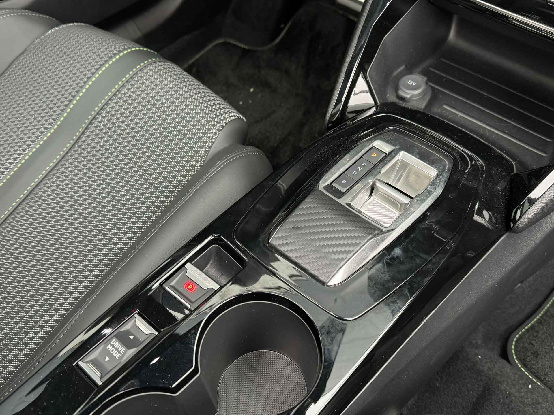 Peugeot e-2008 EV GT 50 kWh | Schuif/Kantel dak | Camera | Sensoren V/A | ACC | Keyless | Stoelverwarming | Navi | Carplay - 28/46