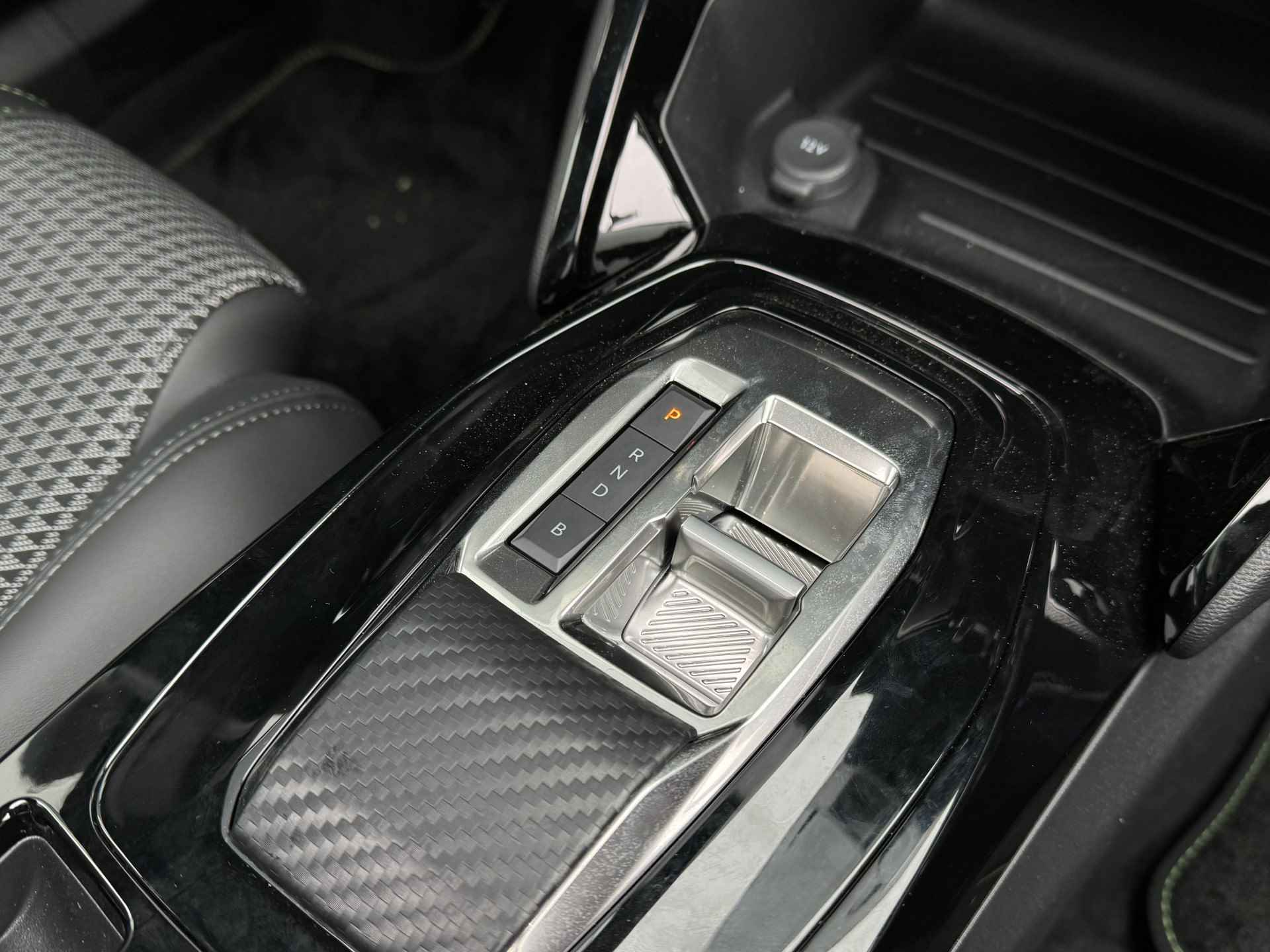 Peugeot e-2008 EV GT 50 kWh | Schuif/Kantel dak | Camera | Sensoren V/A | ACC | Keyless | Stoelverwarming | Navi | Carplay - 29/46