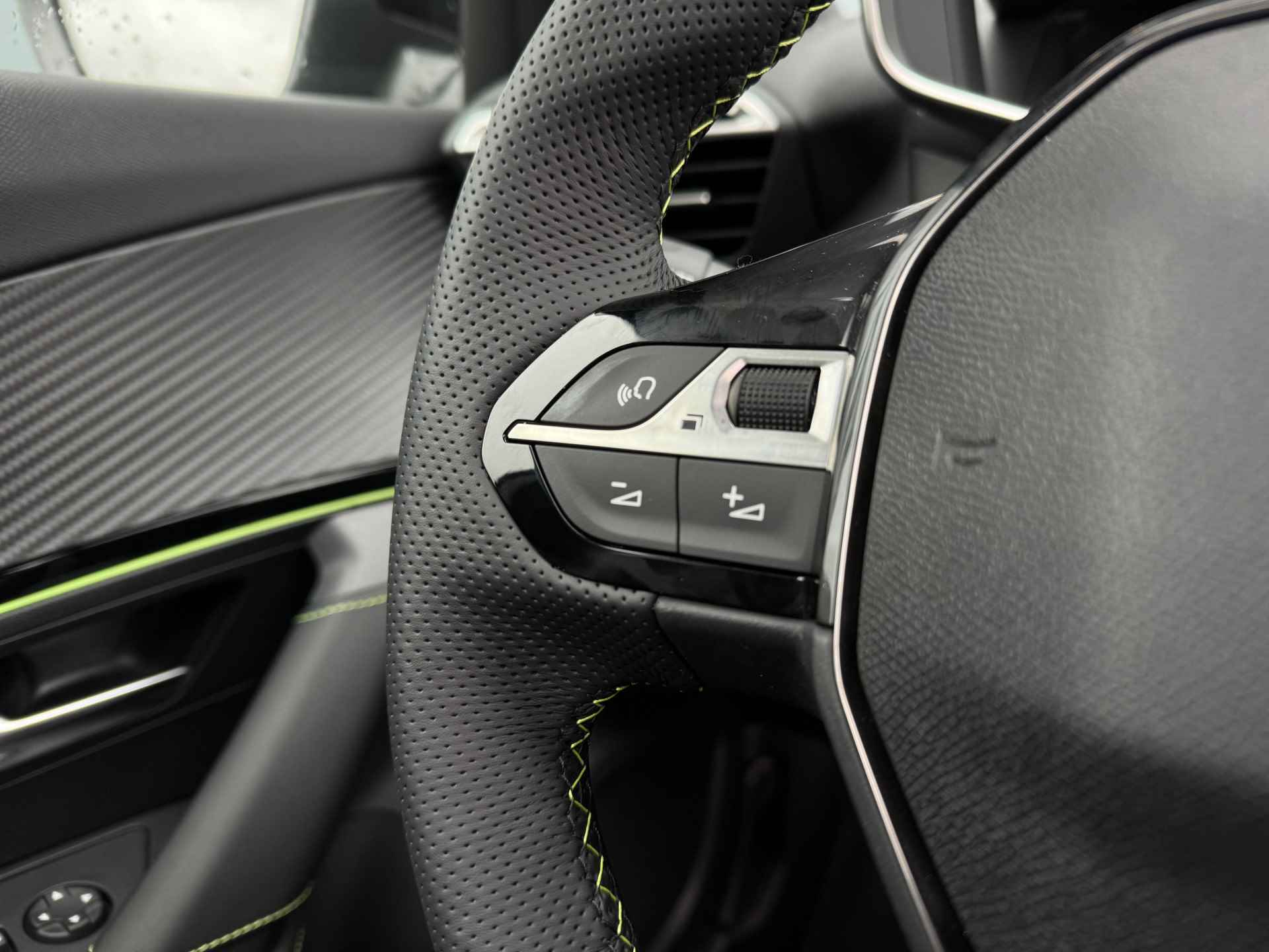 Peugeot e-2008 EV GT 50 kWh | Schuif/Kantel dak | Camera | Sensoren V/A | ACC | Keyless | Stoelverwarming | Navi | Carplay - 42/46