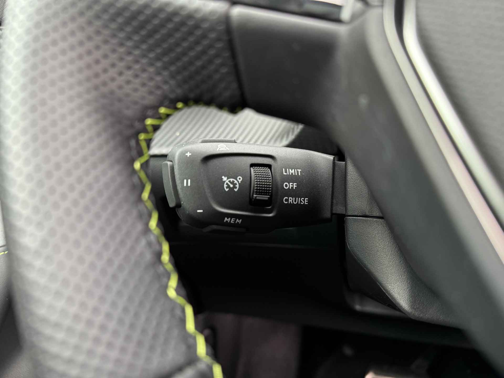 Peugeot e-2008 EV GT 50 kWh | Schuif/Kantel dak | Camera | Sensoren V/A | ACC | Keyless | Stoelverwarming | Navi | Carplay - 43/46
