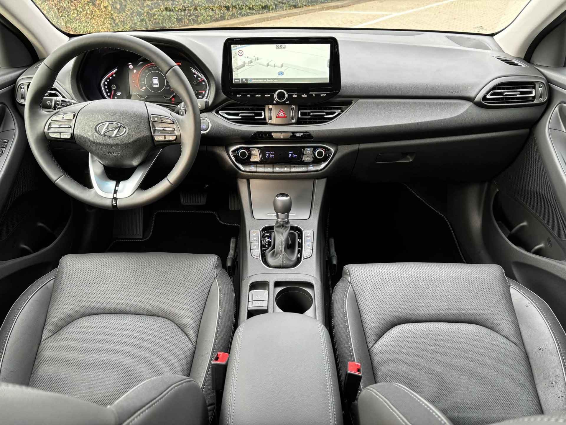Hyundai I30 1.5 T-GDi MHEV Premium Automaat / Lederen bekleding / Full LED / 17" lichtmetalen velgen / Navigatie / Draadloze telefoonlader / Extra getint glas / Achteruitrijcamera / - 2/30