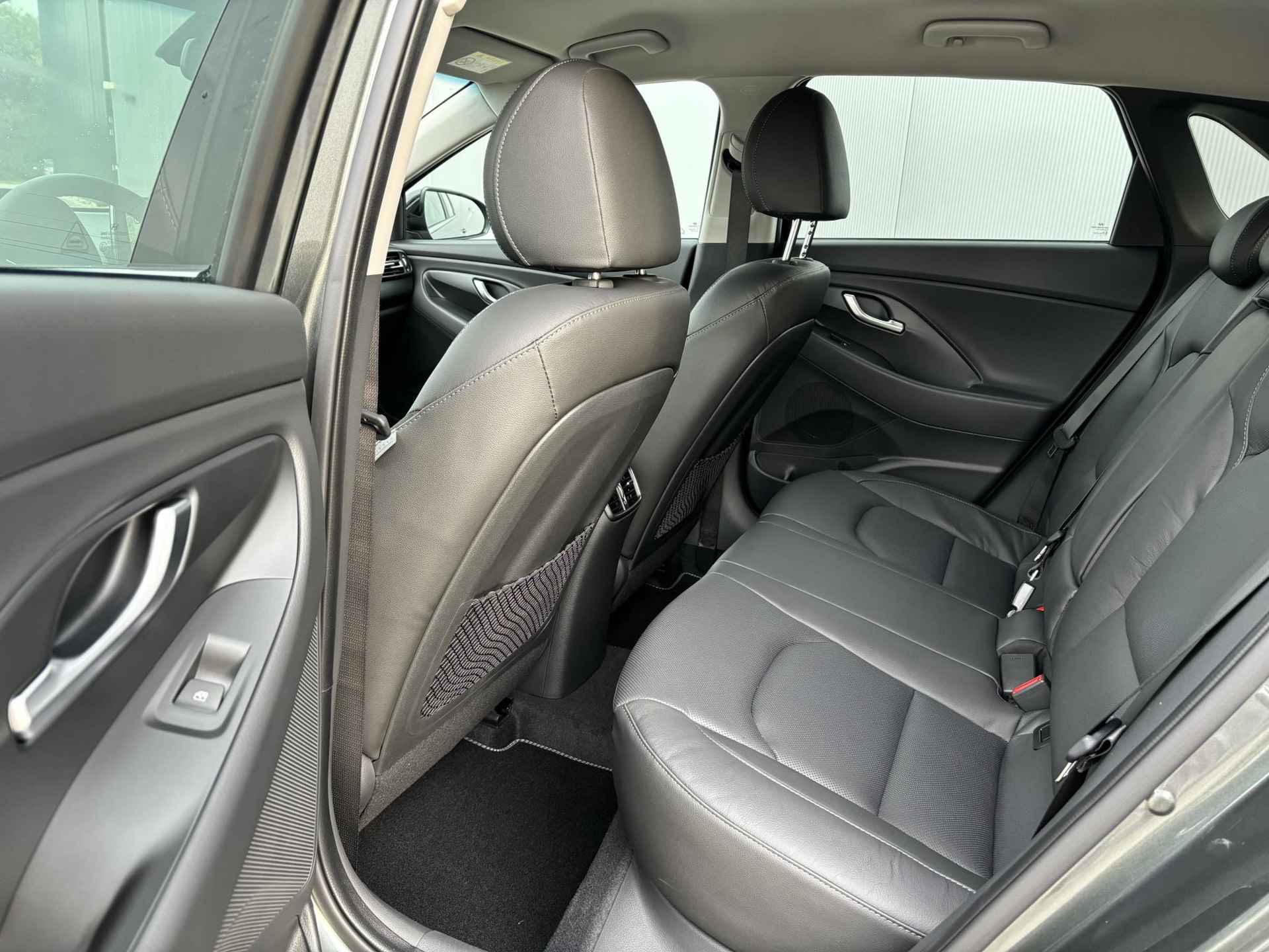 Hyundai I30 1.5 T-GDi MHEV Premium Automaat / Lederen bekleding / Full LED / 17" lichtmetalen velgen / Navigatie / Draadloze telefoonlader / Extra getint glas / Achteruitrijcamera / - 7/30