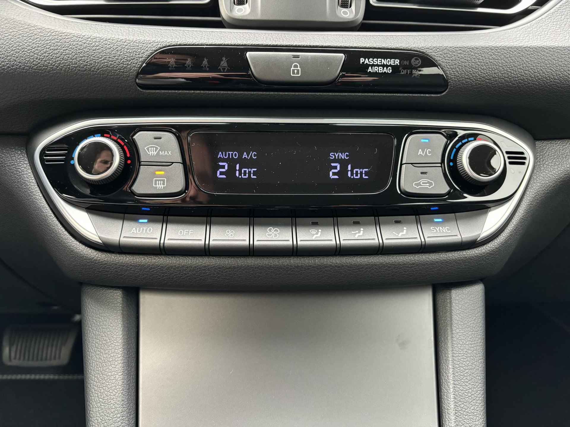 Hyundai I30 1.5 T-GDi MHEV Premium Automaat / Lederen bekleding / Full LED / 17" lichtmetalen velgen / Navigatie / Draadloze telefoonlader / Extra getint glas / Achteruitrijcamera / - 12/30