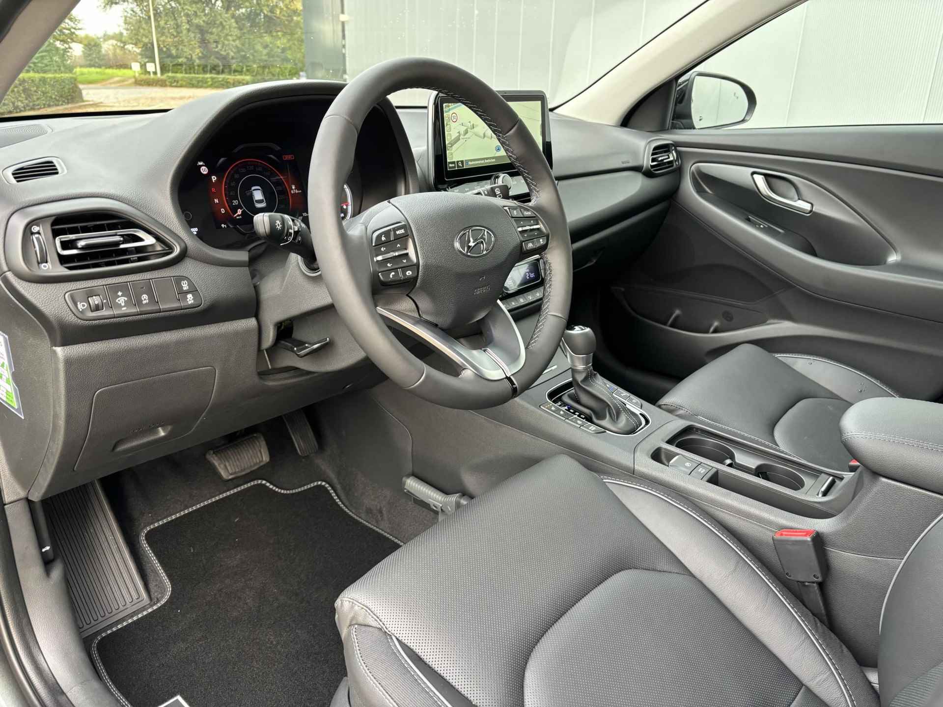 Hyundai I30 1.5 T-GDi MHEV Premium Automaat / Lederen bekleding / Full LED / 17" lichtmetalen velgen / Navigatie / Draadloze telefoonlader / Extra getint glas / Achteruitrijcamera / - 19/30