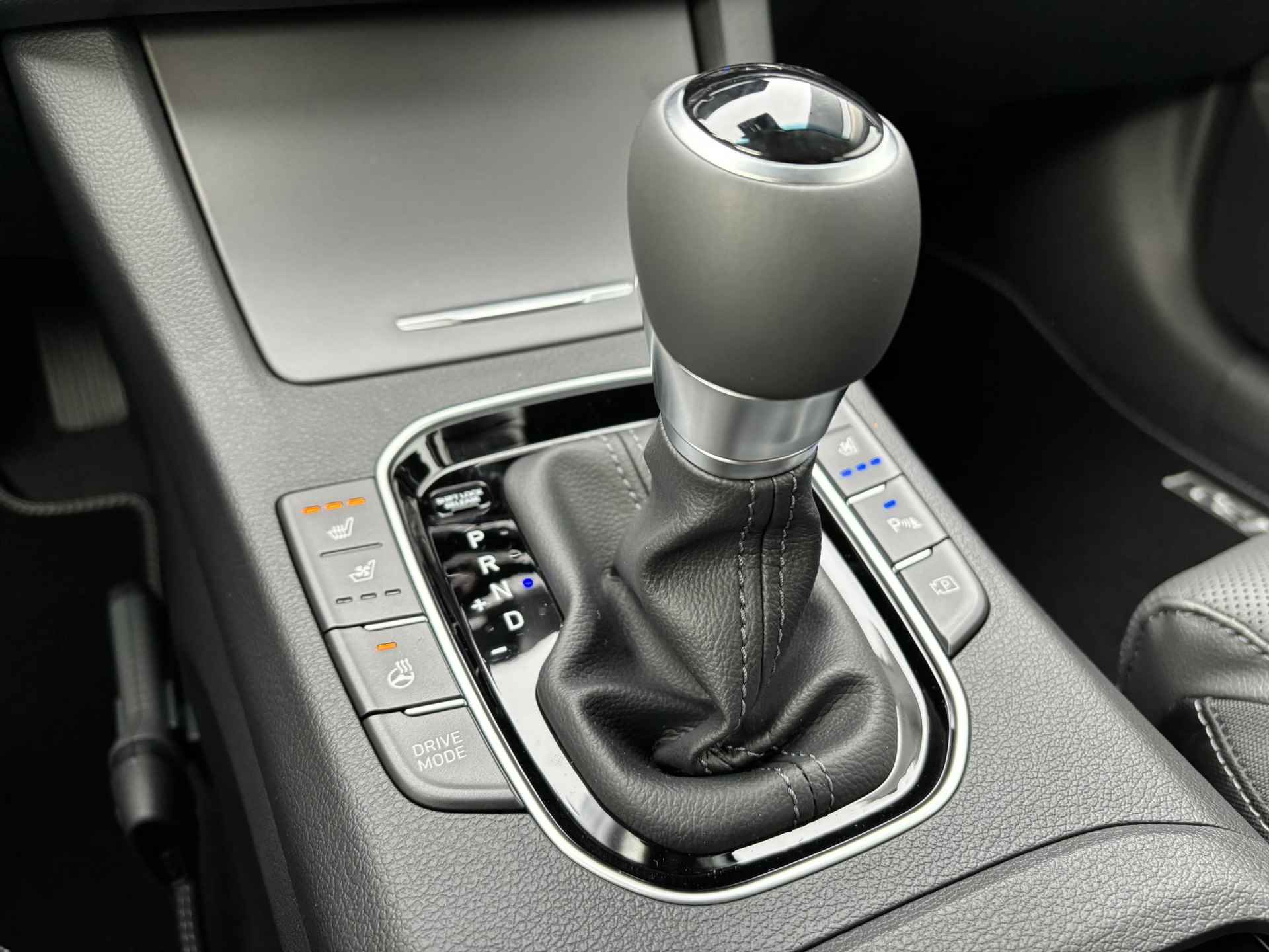Hyundai I30 1.5 T-GDi MHEV Premium Automaat / Lederen bekleding / Full LED / 17" lichtmetalen velgen / Navigatie / Draadloze telefoonlader / Extra getint glas / Achteruitrijcamera / - 21/30