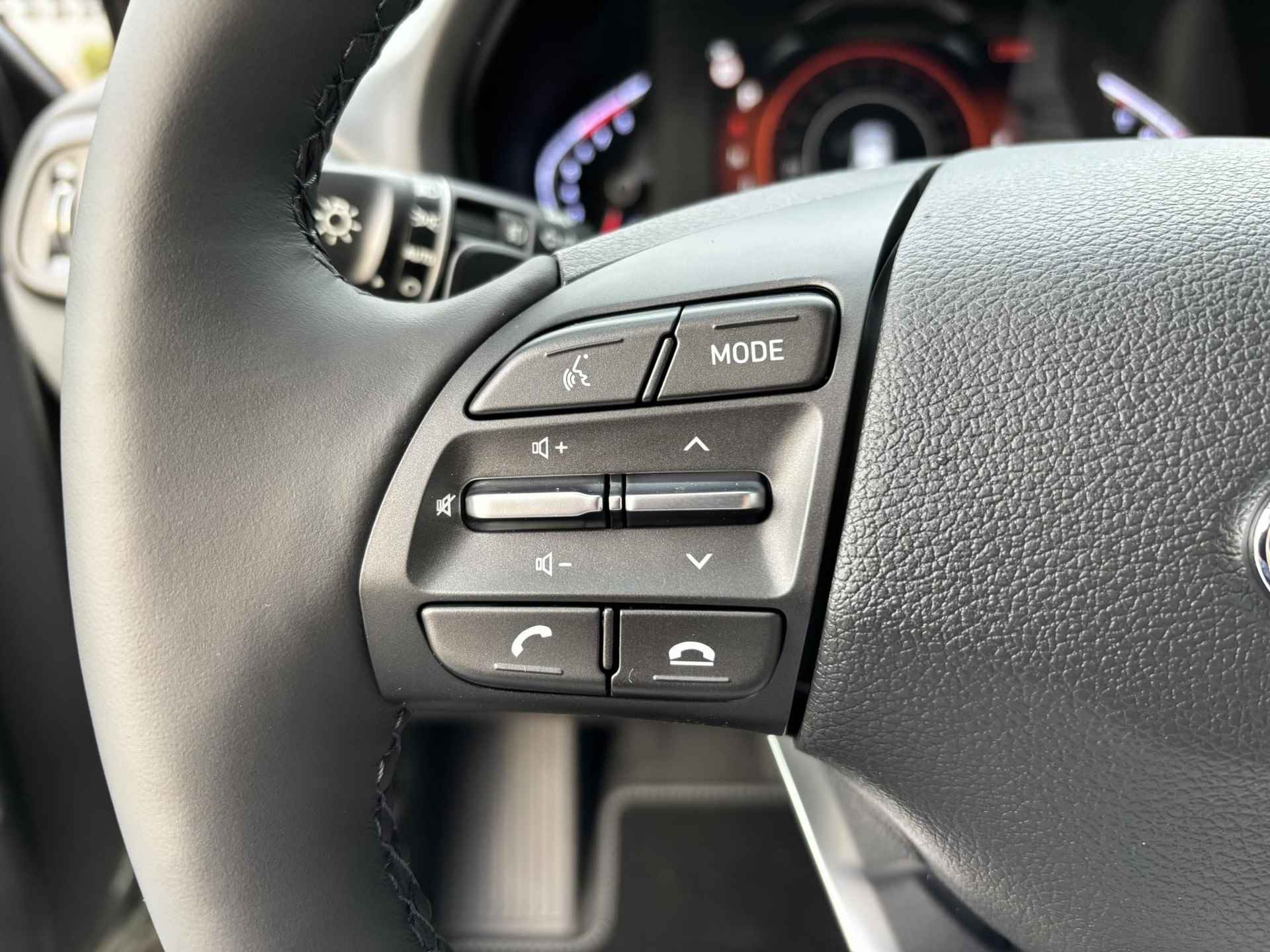Hyundai I30 1.5 T-GDi MHEV Premium Automaat / Lederen bekleding / Full LED / 17" lichtmetalen velgen / Navigatie / Draadloze telefoonlader / Extra getint glas / Achteruitrijcamera / - 27/30