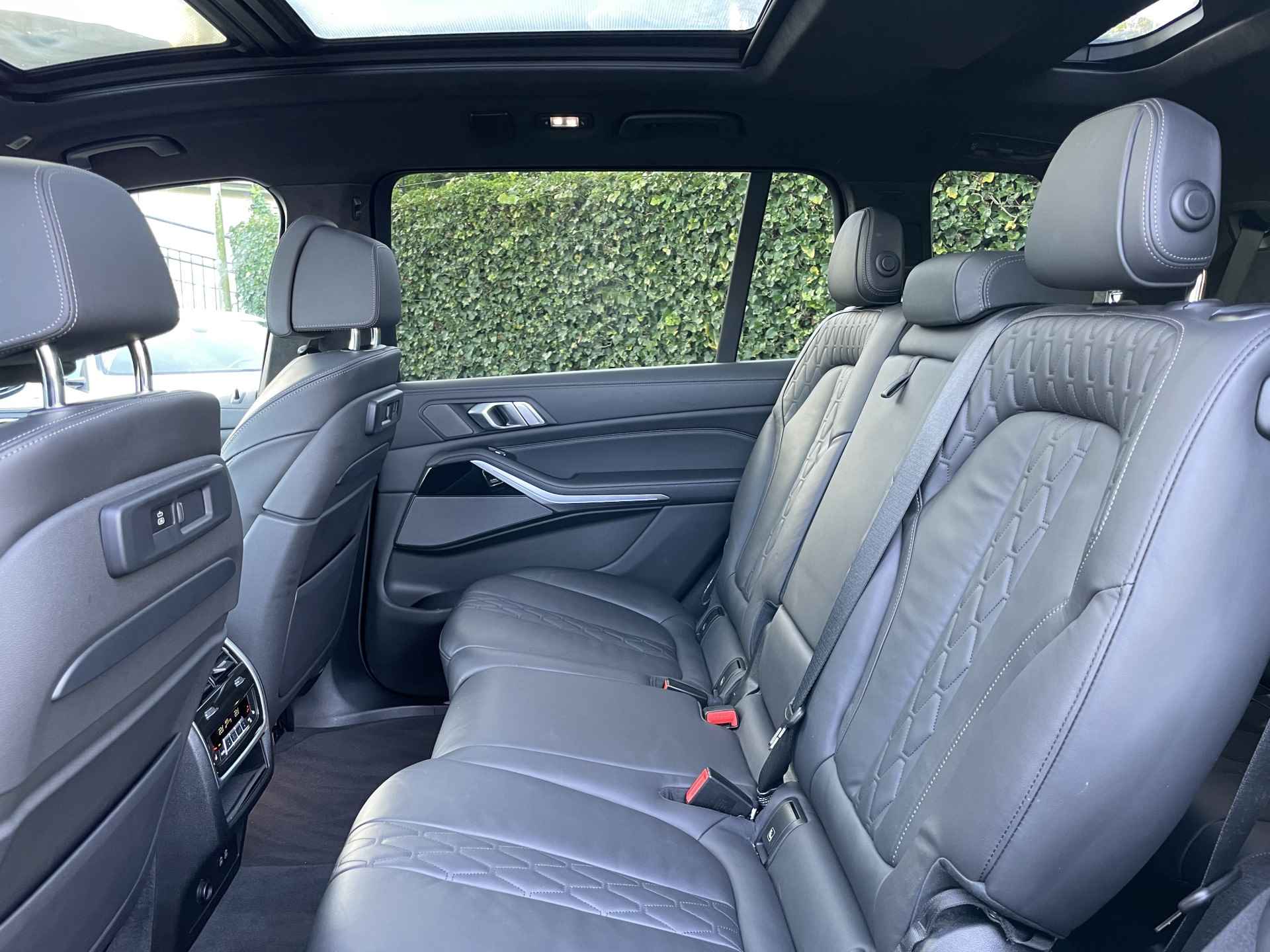 BMW X7 M50i High Exe | Individual leder | Standkachel | Trekhaak | Stoelmassage + verwarming + ventilatie | Skylounge | Alcantara hemel - 37/52