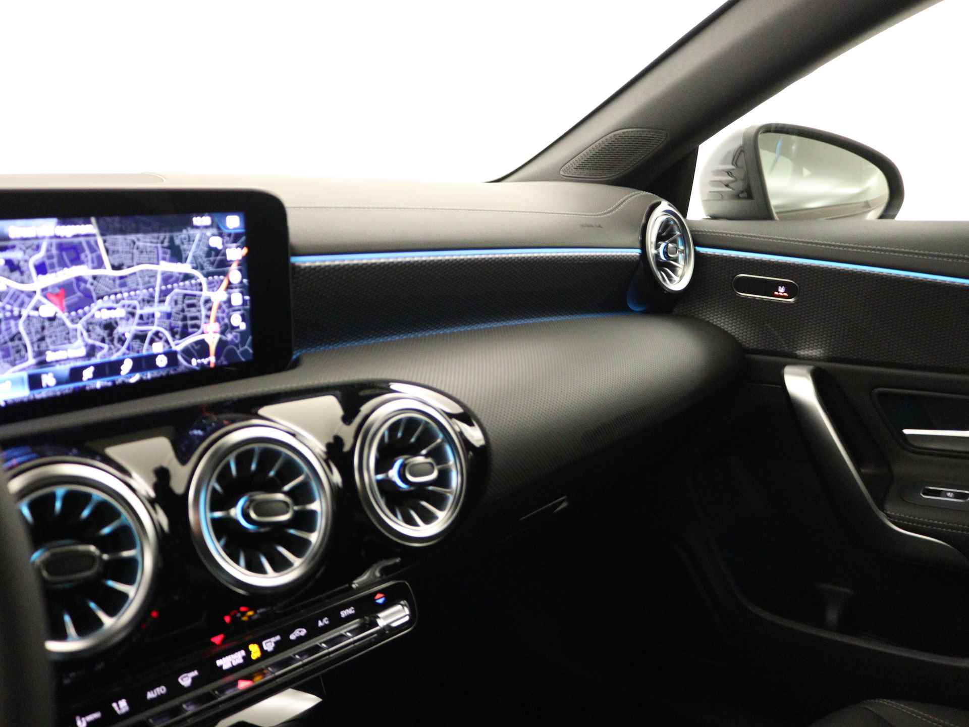 Mercedes-Benz CLA-Klasse Shooting Brake 180 Luxury Line | Premium Pakket | Nightpakket | Trekhaak | Sfeerverlichting | Stoelverwarming vooraan | KEYLESS GO-comfortpakket | Parkeerpakket met achteruitrijcamera | - 8/42