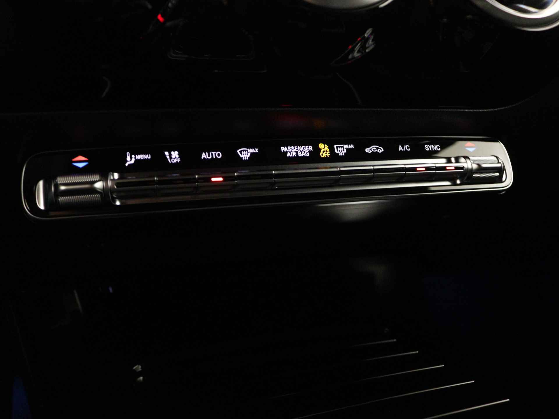 Mercedes-Benz CLA-Klasse Shooting Brake 180 Luxury Line | Premium Pakket | Nightpakket | Trekhaak | Sfeerverlichting | Stoelverwarming vooraan | KEYLESS GO-comfortpakket | Parkeerpakket met achteruitrijcamera | - 11/42