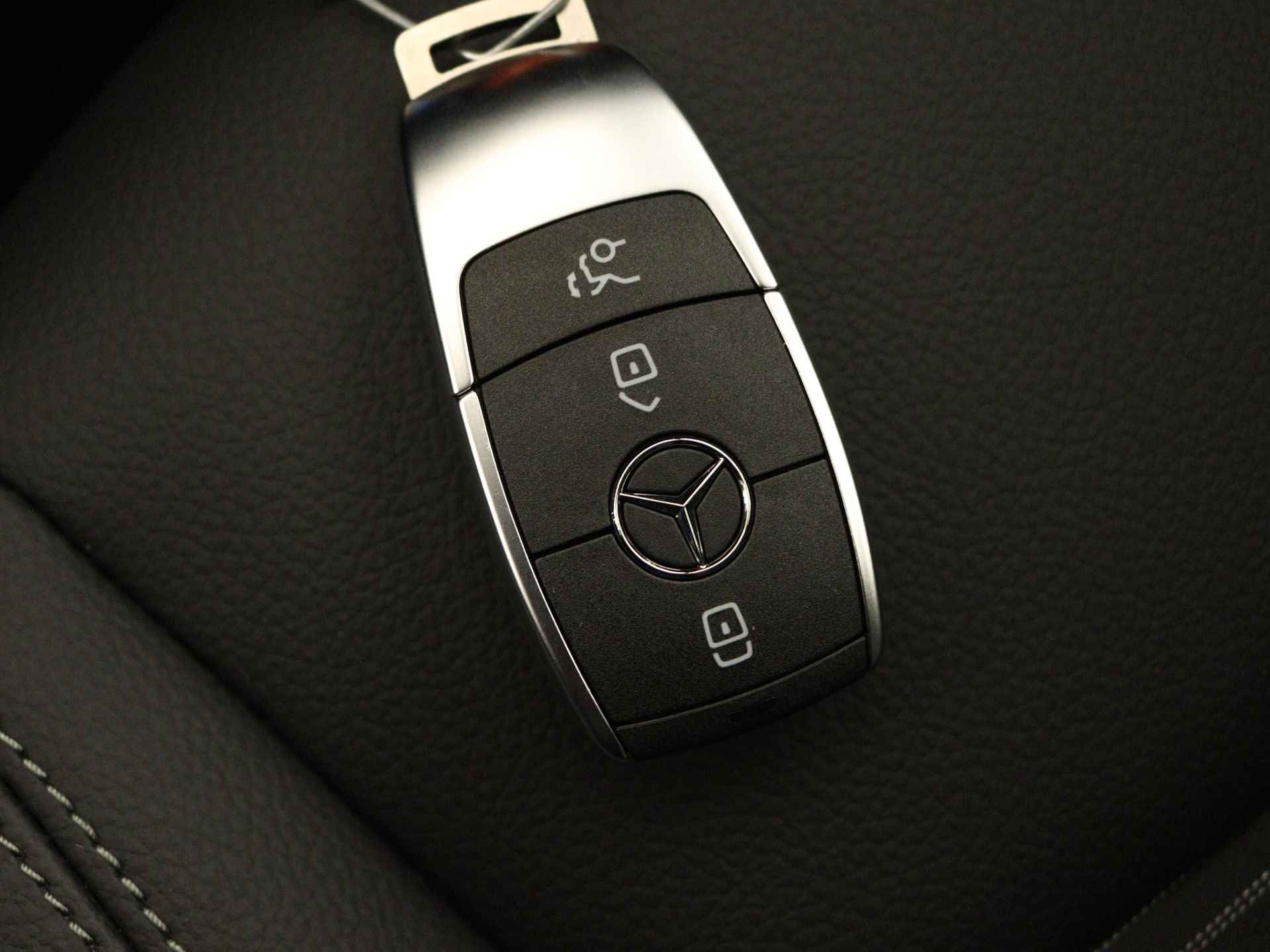 Mercedes-Benz CLA-Klasse Shooting Brake 180 Luxury Line | Premium Pakket | Nightpakket | Trekhaak | Sfeerverlichting | Stoelverwarming vooraan | KEYLESS GO-comfortpakket | Parkeerpakket met achteruitrijcamera | - 13/42