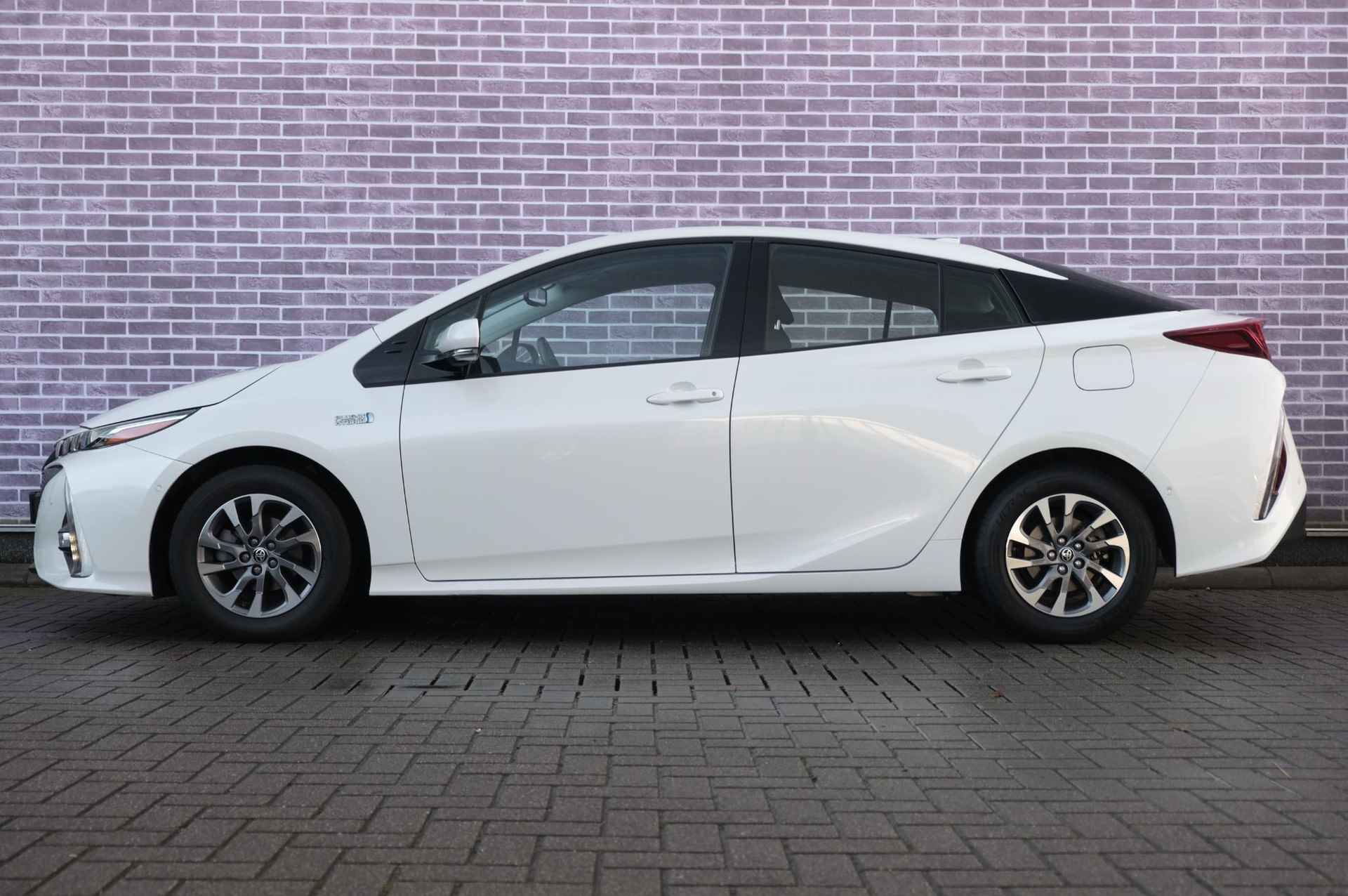 Toyota Prius 1.8 Plug-in Executive | Stoelverwarming | Achteruitrijcamera | Adaptive Cruise Control | Parkeersensoren | HeadUp Display | LaneAssist | Dealer Onderhouden - 4/34