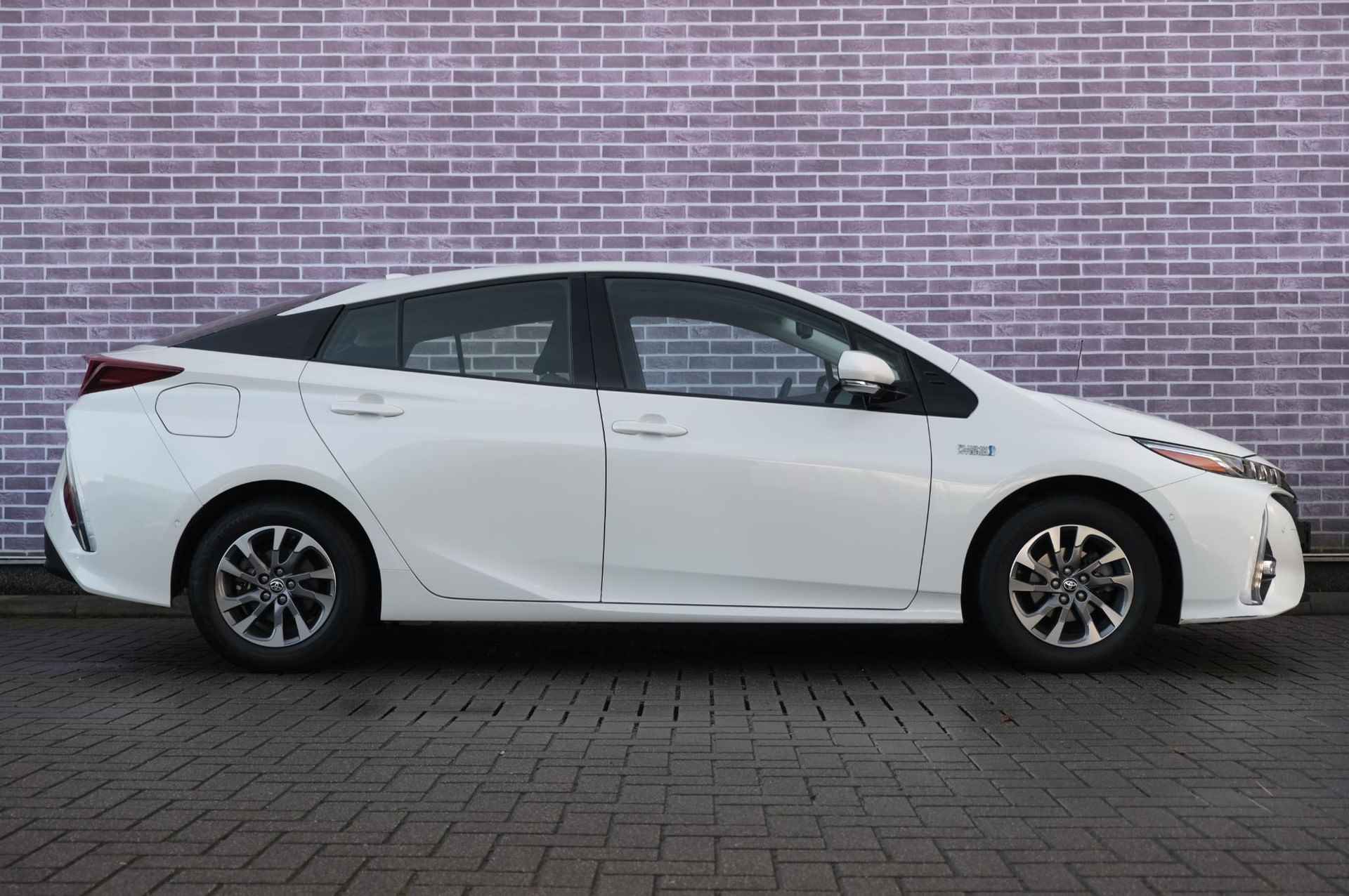 Toyota Prius 1.8 Plug-in Executive | Stoelverwarming | Achteruitrijcamera | Adaptive Cruise Control | Parkeersensoren | HeadUp Display | LaneAssist | Dealer Onderhouden - 16/34