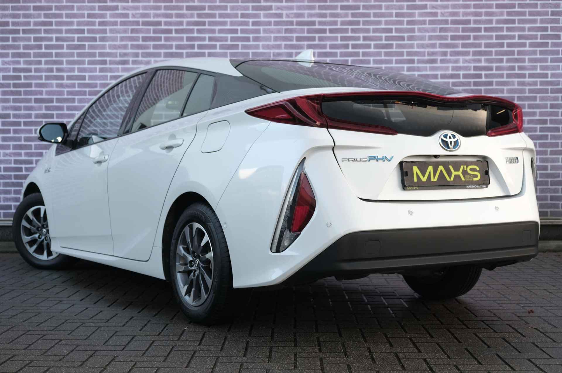 Toyota Prius 1.8 Plug-in Executive | Stoelverwarming | Achteruitrijcamera | Adaptive Cruise Control | Parkeersensoren | HeadUp Display | LaneAssist | Dealer Onderhouden - 17/34