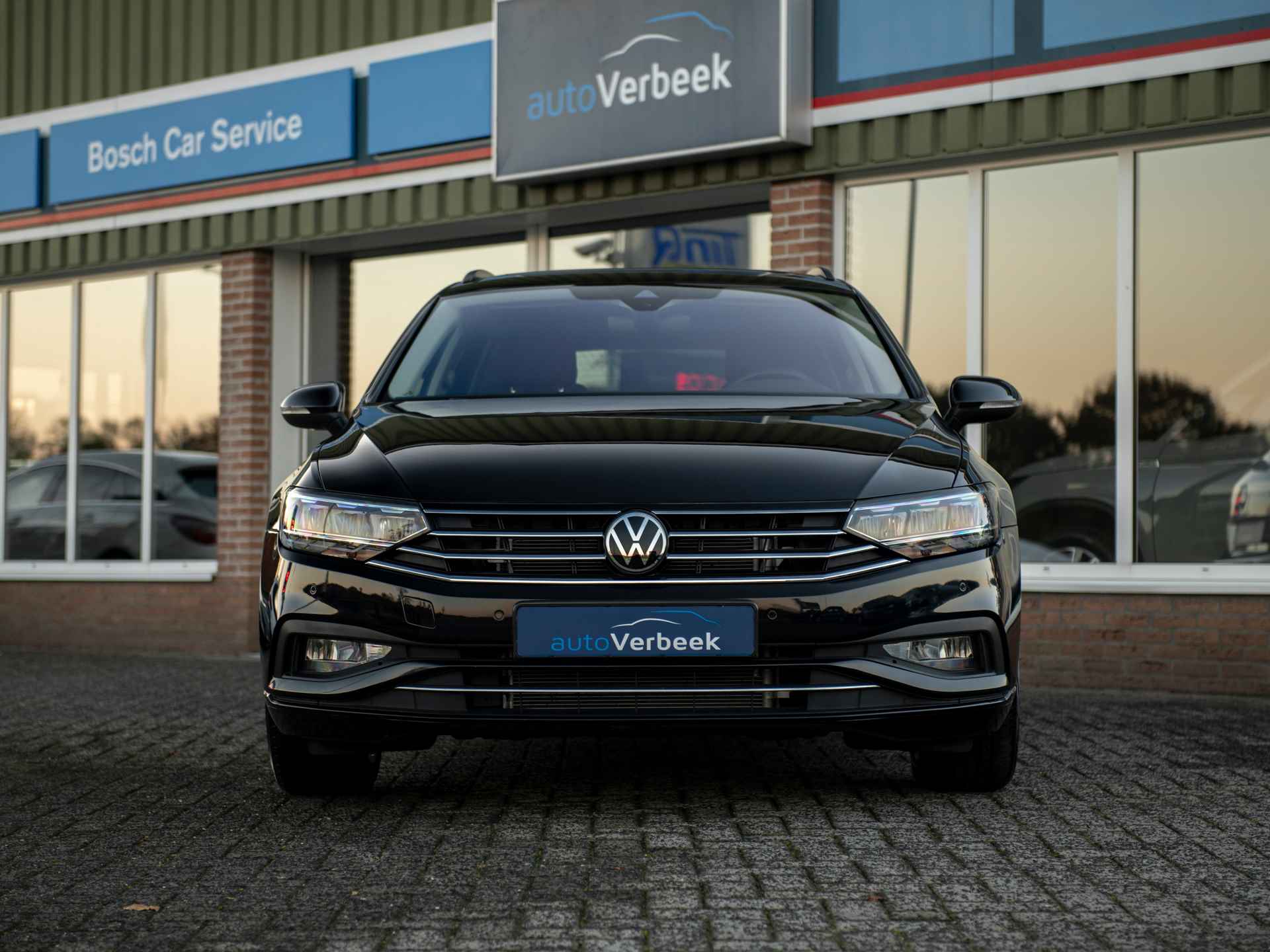 Volkswagen Passat Variant 1.5TSi DSG Business | Active Info Display | Pano | El.stoel + geheugen en massage best.stoel | Trekhaak zwenkbaar | El.achterklep m.sensor | Getint glas - 14/45