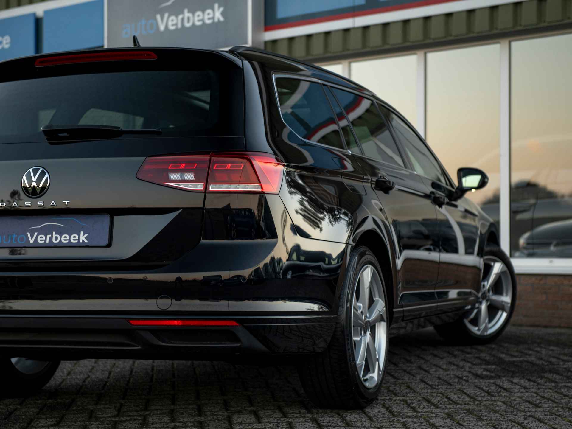 Volkswagen Passat Variant 1.5TSi DSG Business | Active Info Display | Pano | El.stoel + geheugen en massage best.stoel | Trekhaak zwenkbaar | El.achterklep m.sensor | Getint glas - 40/45