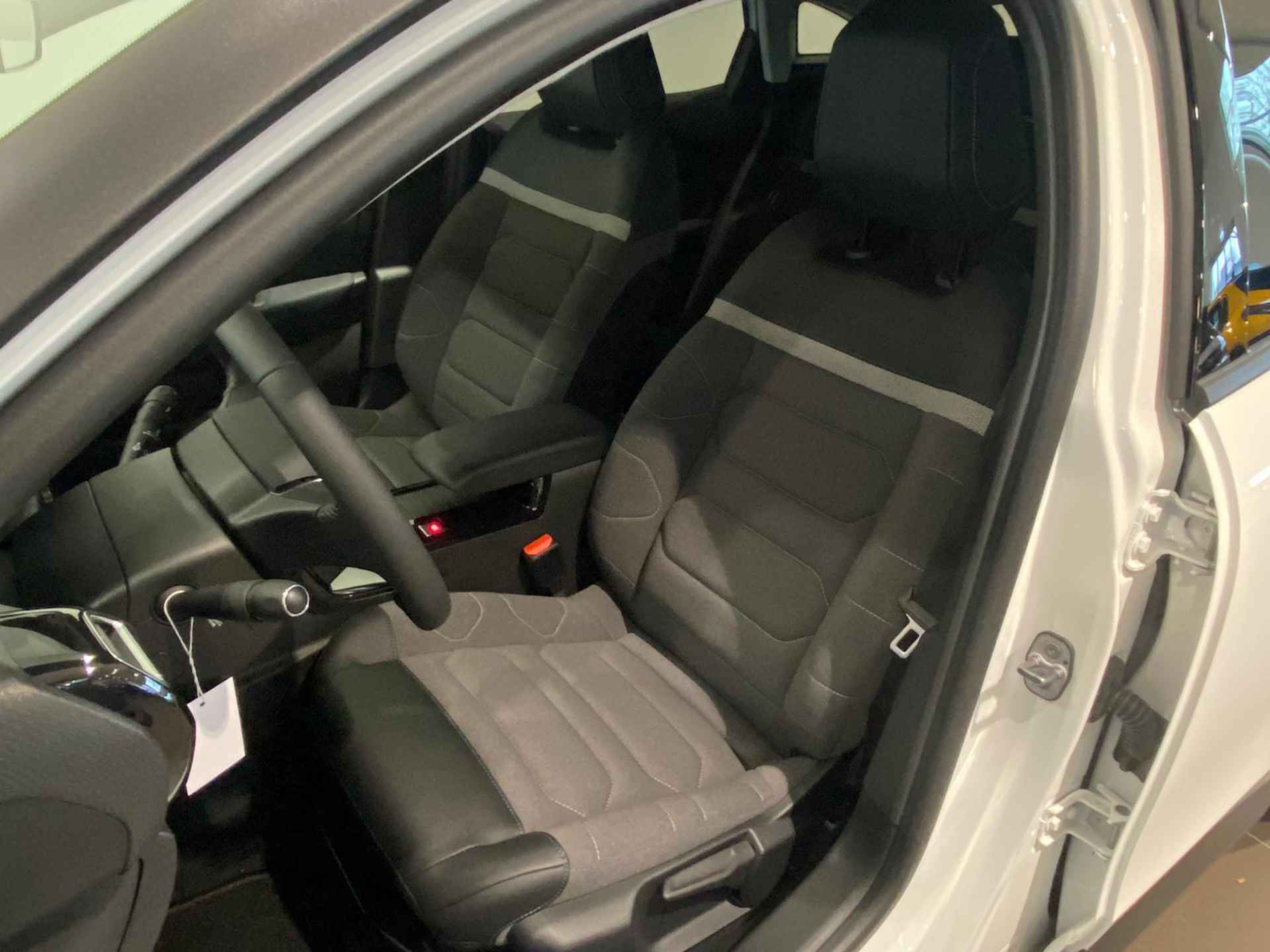 Citroën C4 5-deurs Feel Pack 1.2 PureTech 130pk H6 NAVI | KEYLESS | CAMERA | HEAD-UP | CLIMA | CRUISE CONTROL | EXTRA GETINTE RAMEN - 13/64