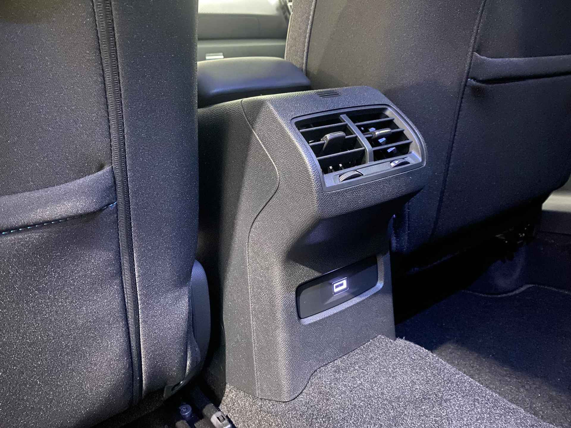 Citroën C4 5-deurs Feel Pack 1.2 PureTech 130pk H6 NAVI | KEYLESS | CAMERA | HEAD-UP | CLIMA | CRUISE CONTROL | EXTRA GETINTE RAMEN - 40/64