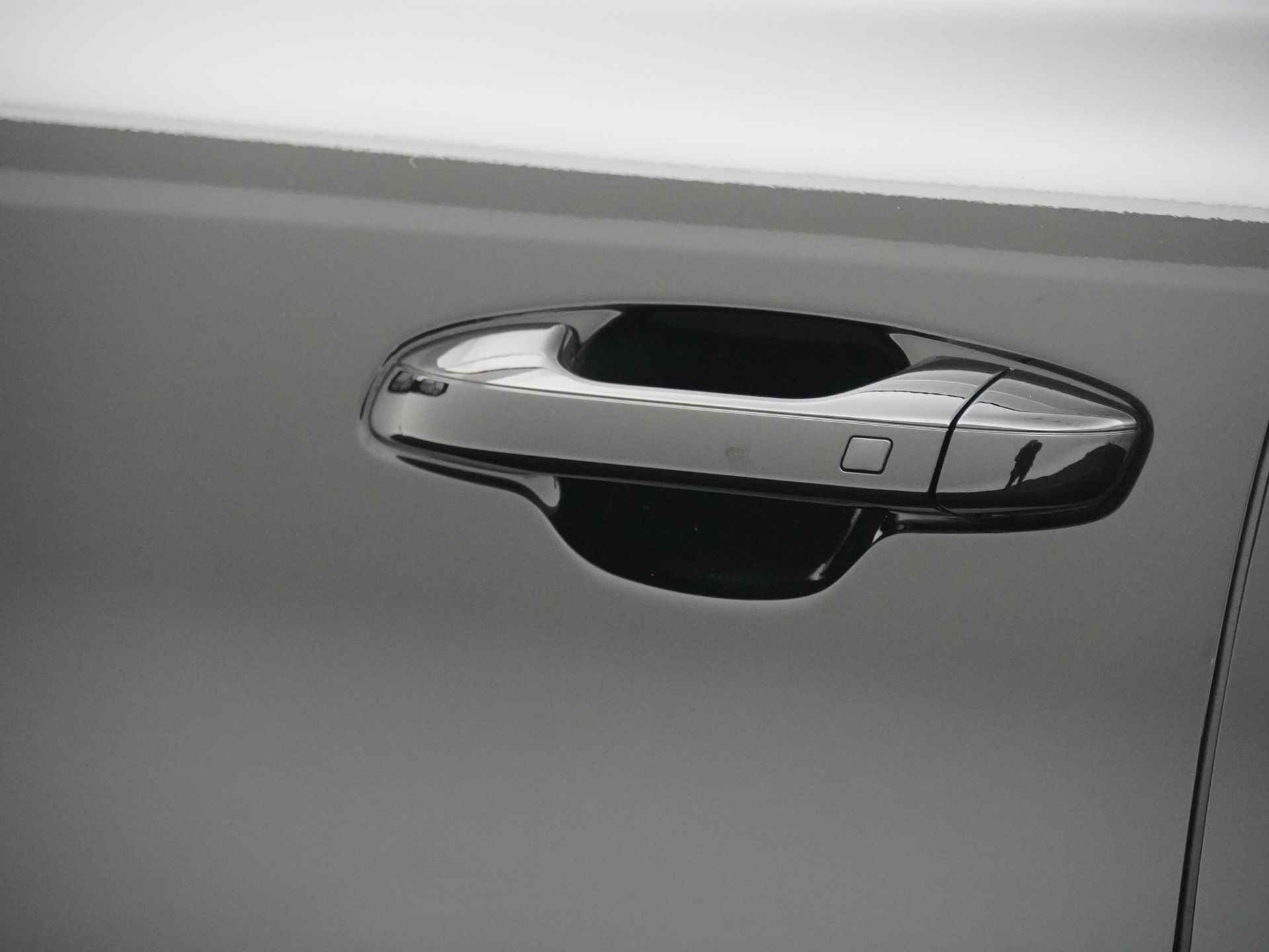 Kia Niro EV DynamicLine 64.8 kWh * Nieuw en direct leverbaar * - Navigatie - Parkeersensoren voor en achter - Adaptieve cruise control - Fabrieksgarantie tot 11-2030 - 17/50