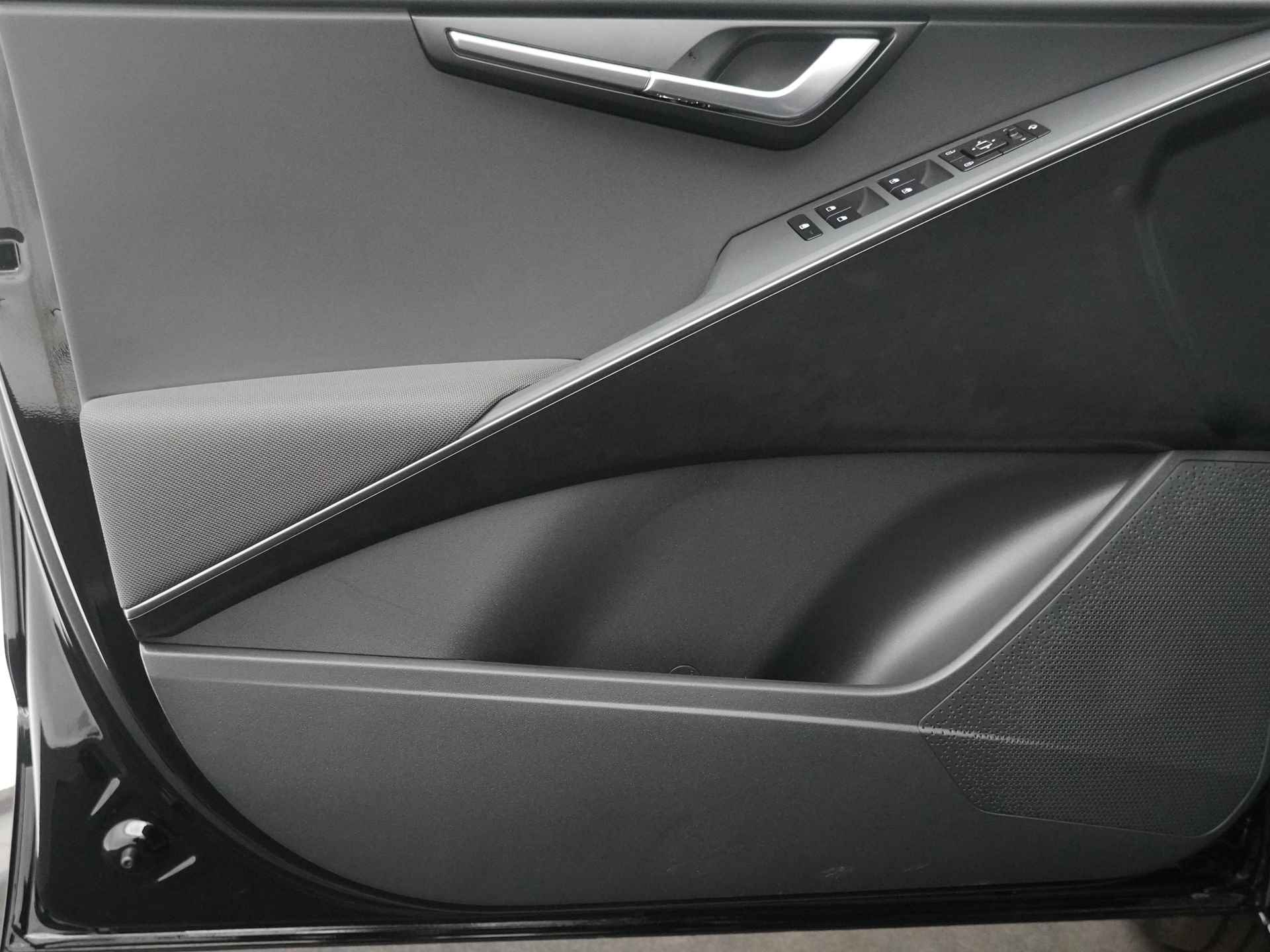 Kia Niro EV DynamicLine 64.8 kWh * Nieuw en direct leverbaar * - Navigatie - Parkeersensoren voor en achter - Adaptieve cruise control - Fabrieksgarantie tot 11-2030 - 18/50