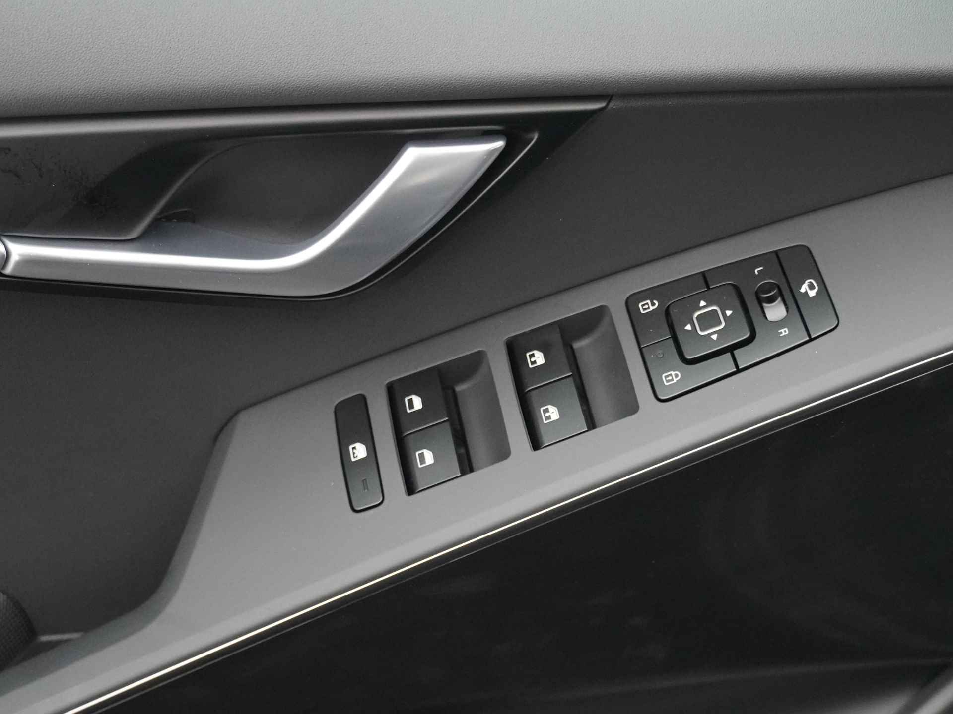 Kia Niro EV DynamicLine 64.8 kWh * Nieuw en direct leverbaar * - Navigatie - Parkeersensoren voor en achter - Adaptieve cruise control - Fabrieksgarantie tot 11-2030 - 19/50