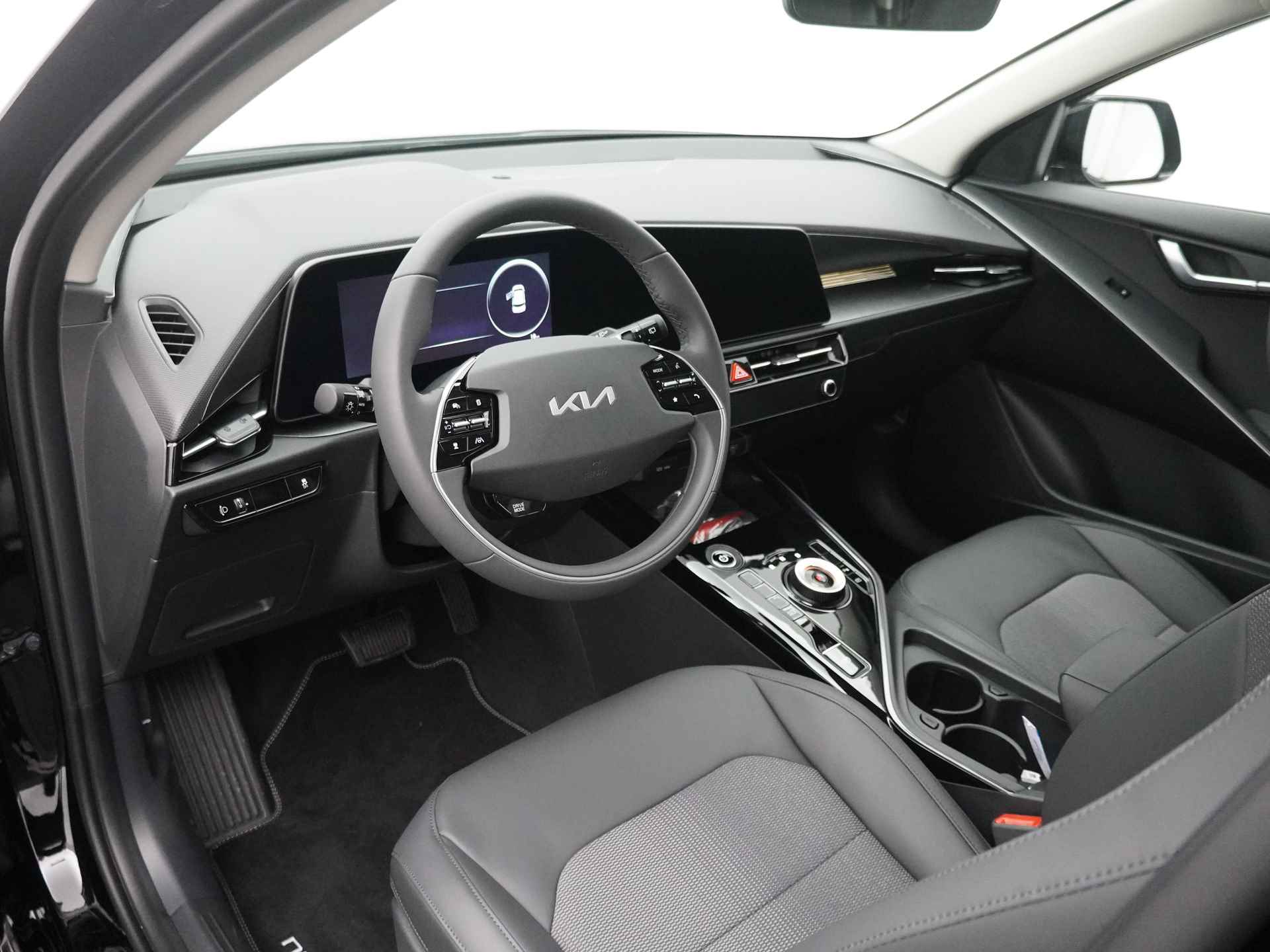 Kia Niro EV DynamicLine 64.8 kWh * Nieuw en direct leverbaar * - Navigatie - Parkeersensoren voor en achter - Adaptieve cruise control - Fabrieksgarantie tot 11-2030 - 21/50