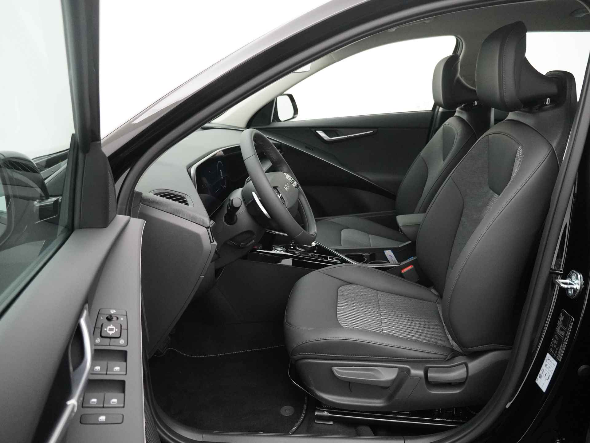 Kia Niro EV DynamicLine 64.8 kWh * Nieuw en direct leverbaar * - Navigatie - Parkeersensoren voor en achter - Adaptieve cruise control - Fabrieksgarantie tot 11-2030 - 22/50