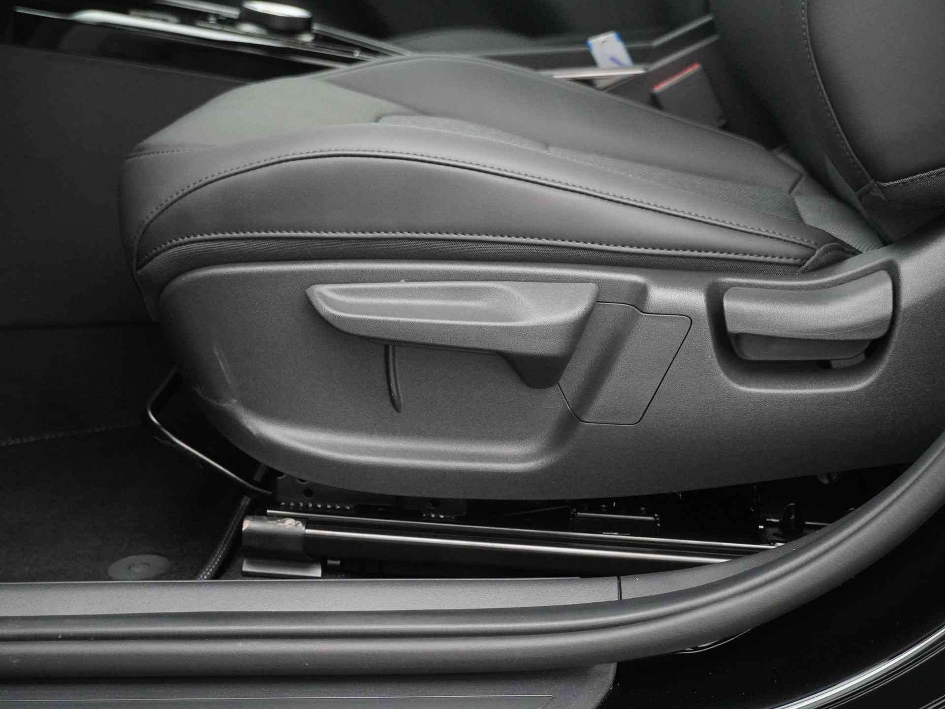 Kia Niro EV DynamicLine 64.8 kWh * Nieuw en direct leverbaar * - Navigatie - Parkeersensoren voor en achter - Adaptieve cruise control - Fabrieksgarantie tot 11-2030 - 23/50