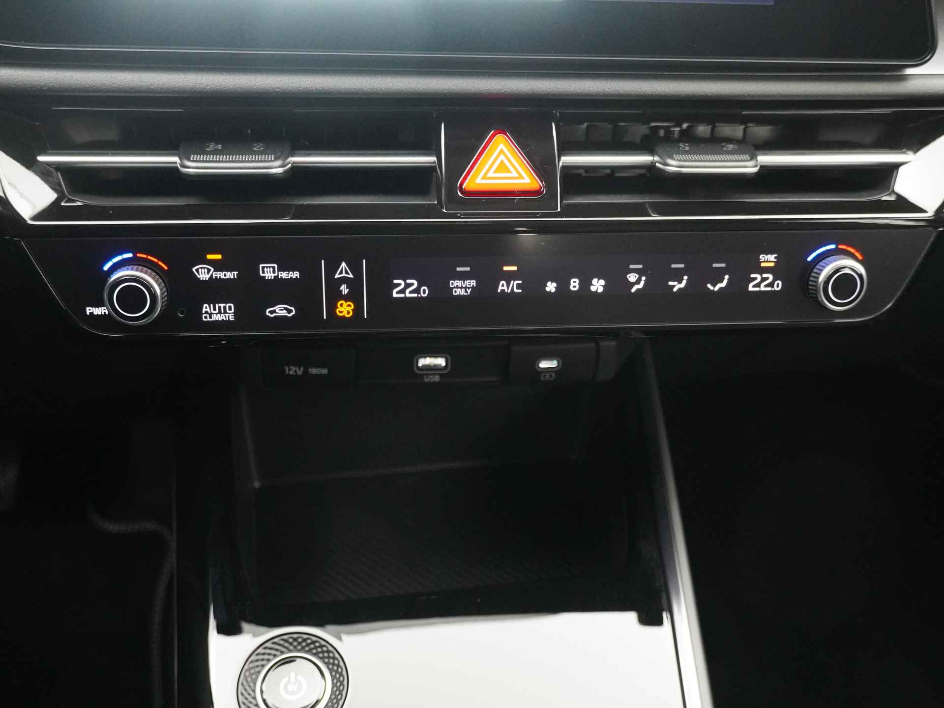 Kia Niro EV DynamicLine 64.8 kWh * Nieuw en direct leverbaar * - Navigatie - Parkeersensoren voor en achter - Adaptieve cruise control - Fabrieksgarantie tot 11-2030 - 31/50