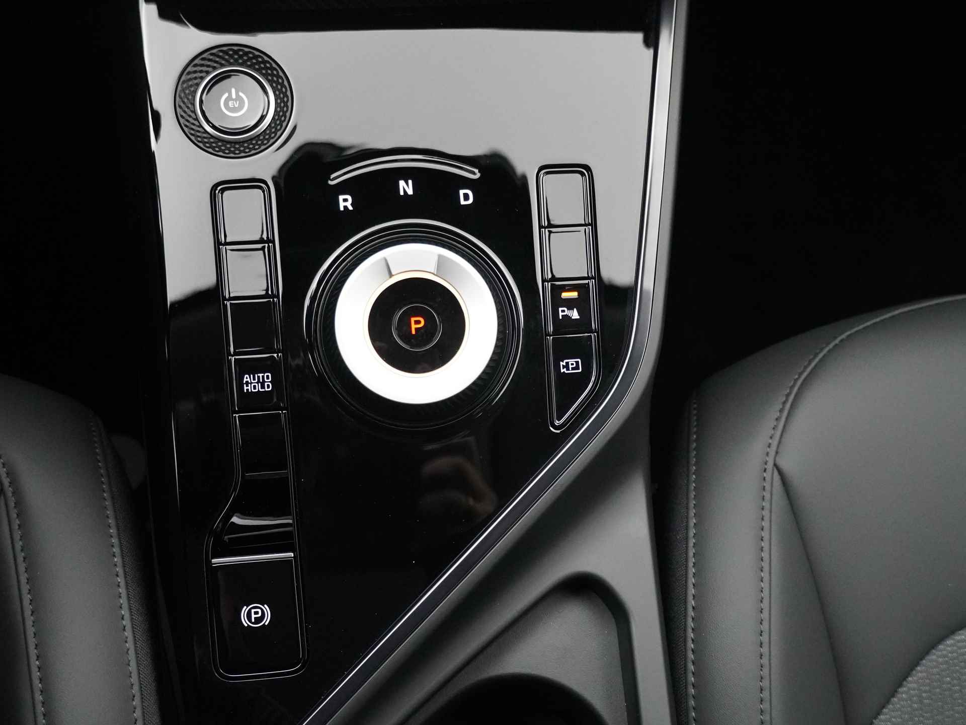 Kia Niro EV DynamicLine 64.8 kWh * Nieuw en direct leverbaar * - Navigatie - Parkeersensoren voor en achter - Adaptieve cruise control - Fabrieksgarantie tot 11-2030 - 32/50