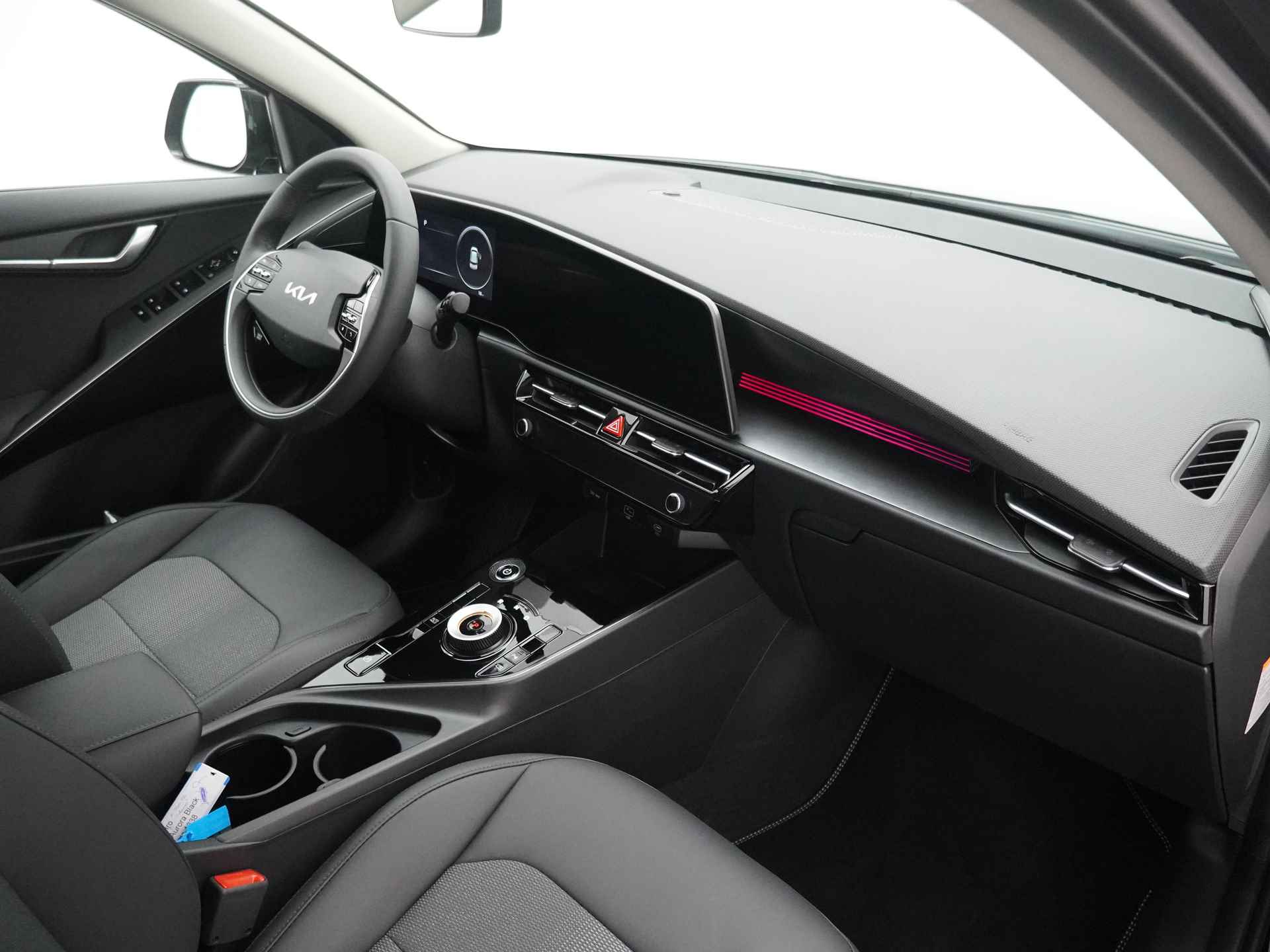 Kia Niro EV DynamicLine 64.8 kWh * Nieuw en direct leverbaar * - Navigatie - Parkeersensoren voor en achter - Adaptieve cruise control - Fabrieksgarantie tot 11-2030 - 40/50