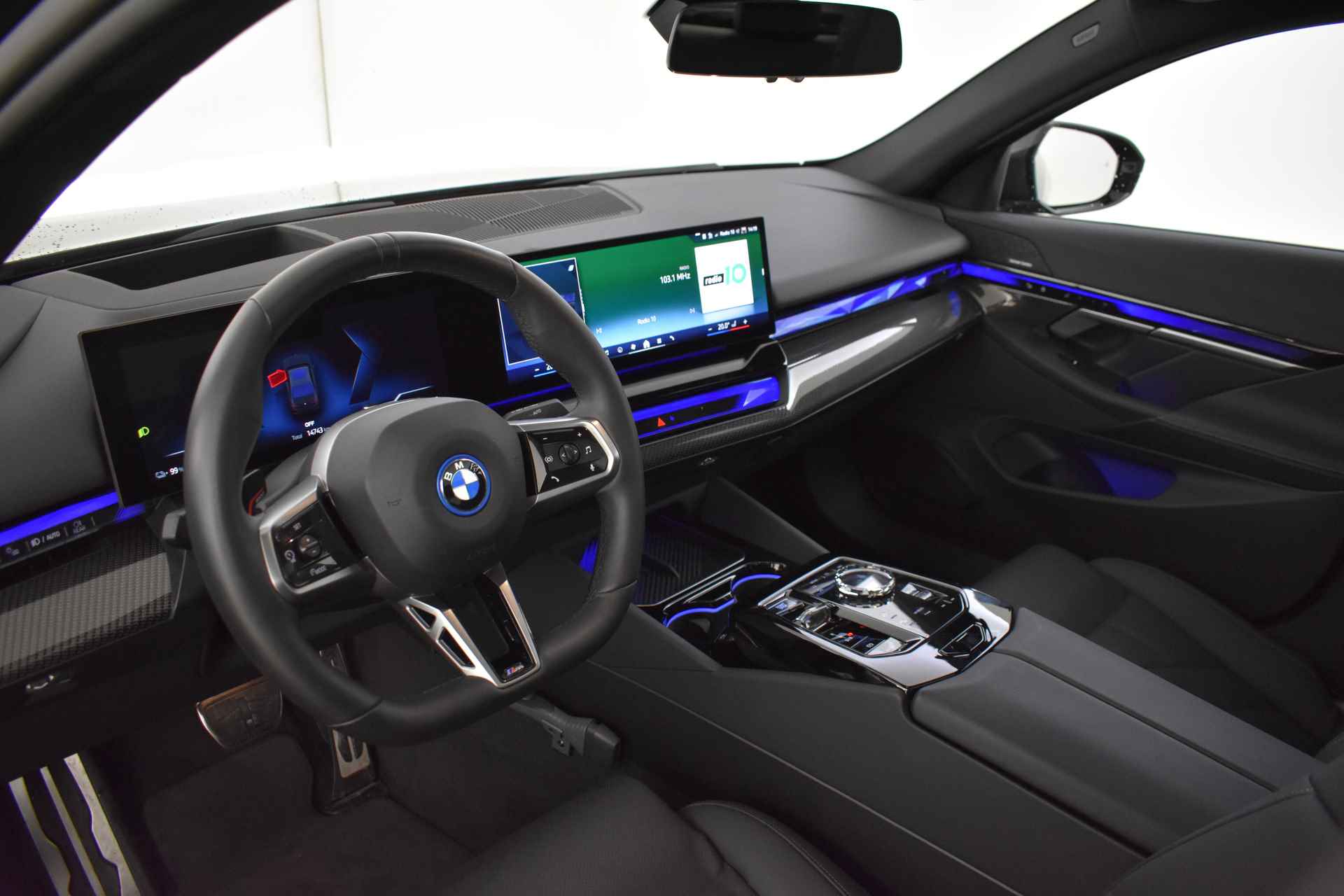 BMW i5 eDrive40 M Sport 84 kWh / Panoramadak / Trekhaak / Parking Assistant Professional / Stoelventilatie / Adaptieve LED / Driving Assistant Professional - 5/73