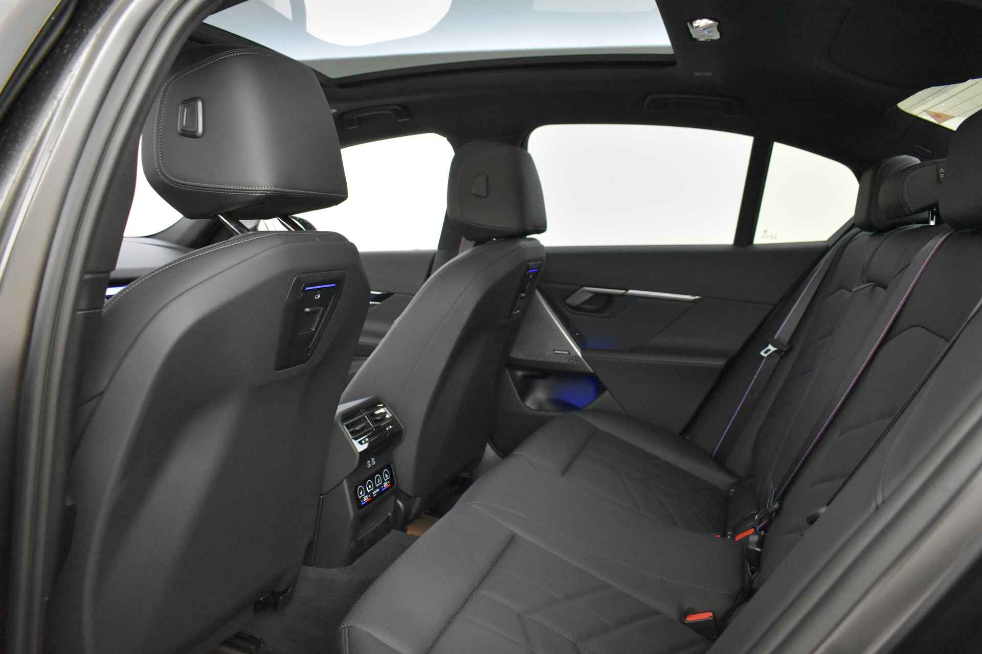 BMW i5 eDrive40 M Sport 84 kWh / Panoramadak / Trekhaak / Parking Assistant Professional / Stoelventilatie / Adaptieve LED / Driving Assistant Professional - 15/73
