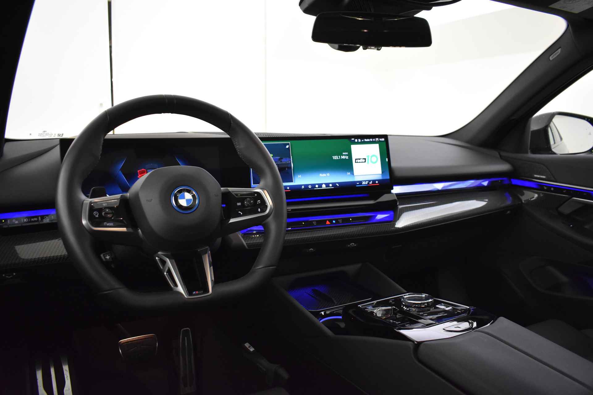 BMW i5 eDrive40 M Sport 84 kWh / Panoramadak / Trekhaak / Parking Assistant Professional / Stoelventilatie / Adaptieve LED / Driving Assistant Professional - 18/73