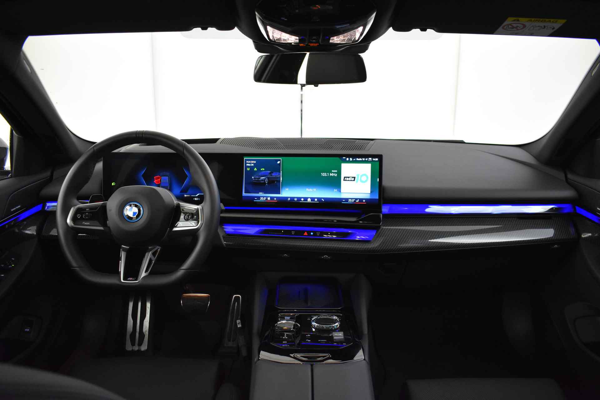 BMW i5 eDrive40 M Sport 84 kWh / Panoramadak / Trekhaak / Parking Assistant Professional / Stoelventilatie / Adaptieve LED / Driving Assistant Professional - 20/73