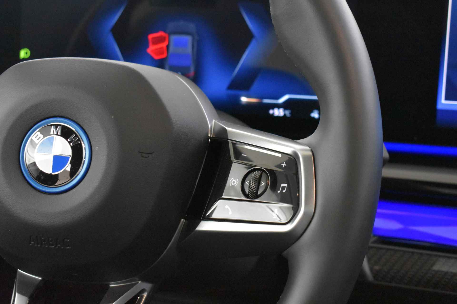 BMW i5 eDrive40 M Sport 84 kWh / Panoramadak / Trekhaak / Parking Assistant Professional / Stoelventilatie / Adaptieve LED / Driving Assistant Professional - 26/73