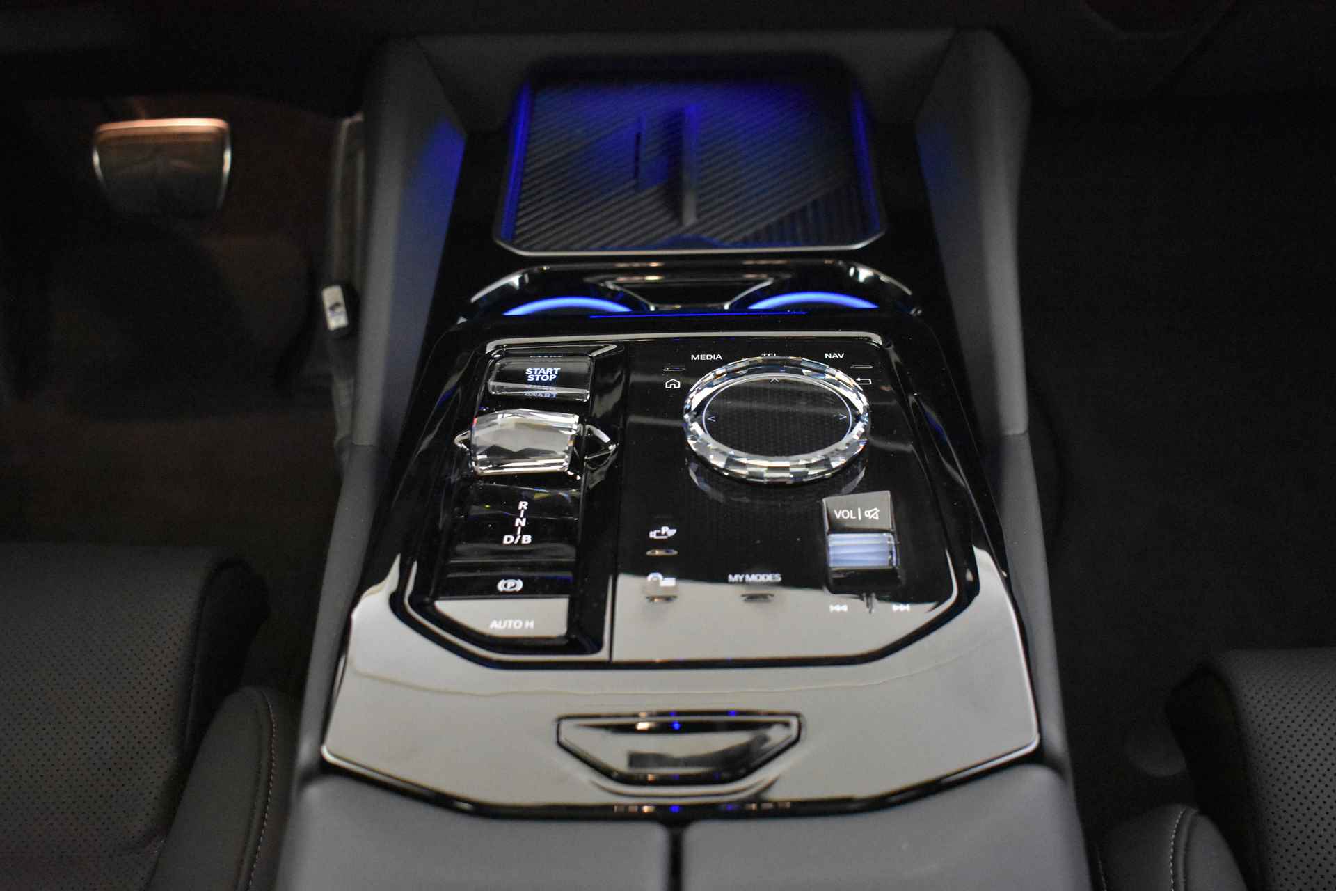 BMW i5 eDrive40 M Sport 84 kWh / Panoramadak / Trekhaak / Parking Assistant Professional / Stoelventilatie / Adaptieve LED / Driving Assistant Professional - 28/73