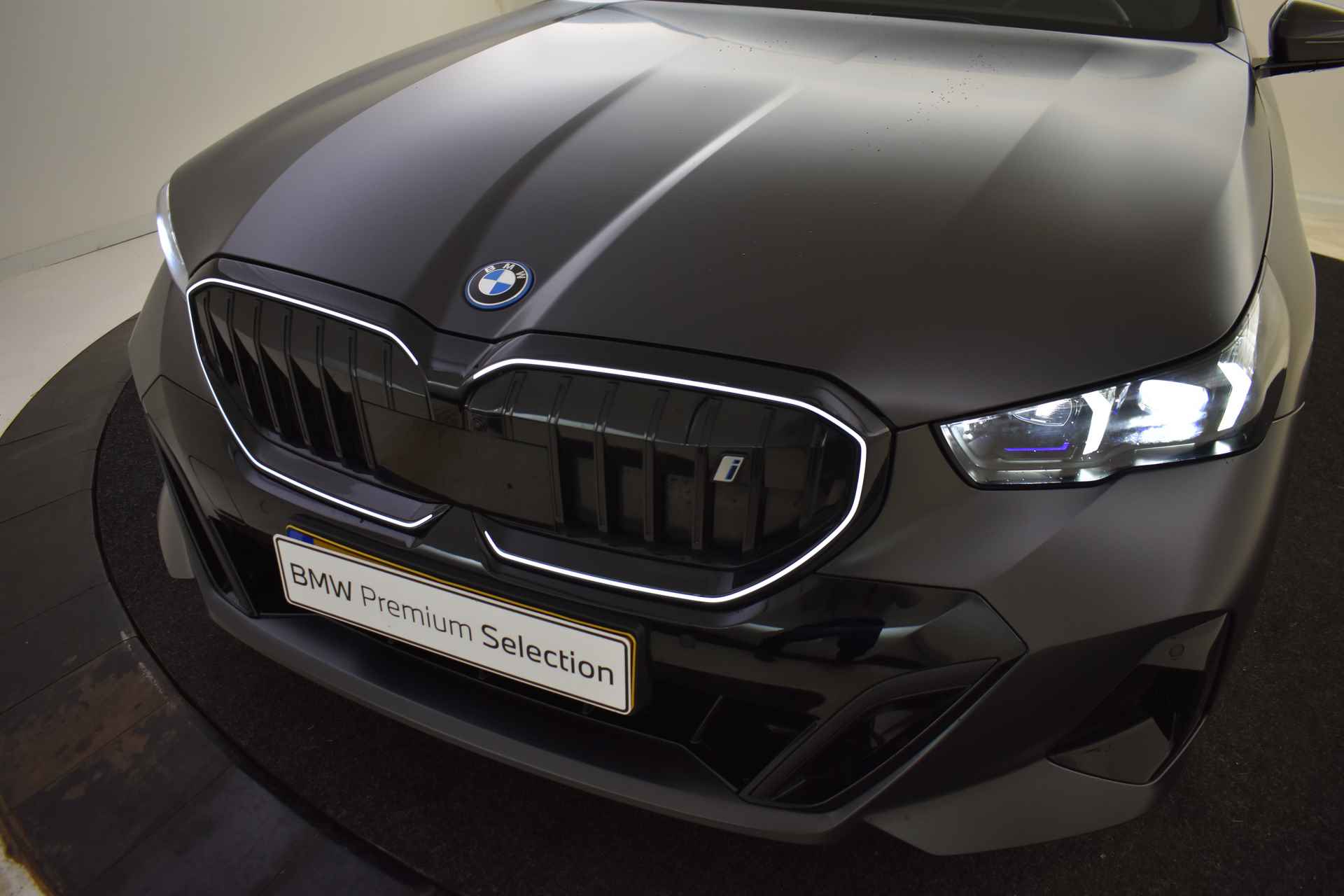 BMW i5 eDrive40 M Sport 84 kWh / Panoramadak / Trekhaak / Parking Assistant Professional / Stoelventilatie / Adaptieve LED / Driving Assistant Professional - 35/73