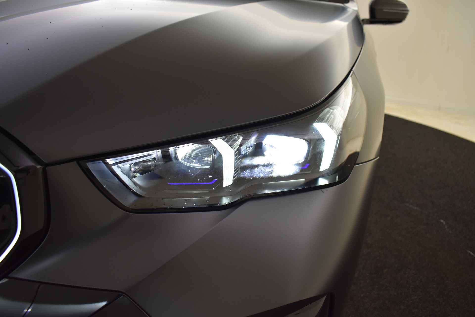BMW i5 eDrive40 M Sport 84 kWh / Panoramadak / Trekhaak / Parking Assistant Professional / Stoelventilatie / Adaptieve LED / Driving Assistant Professional - 37/73