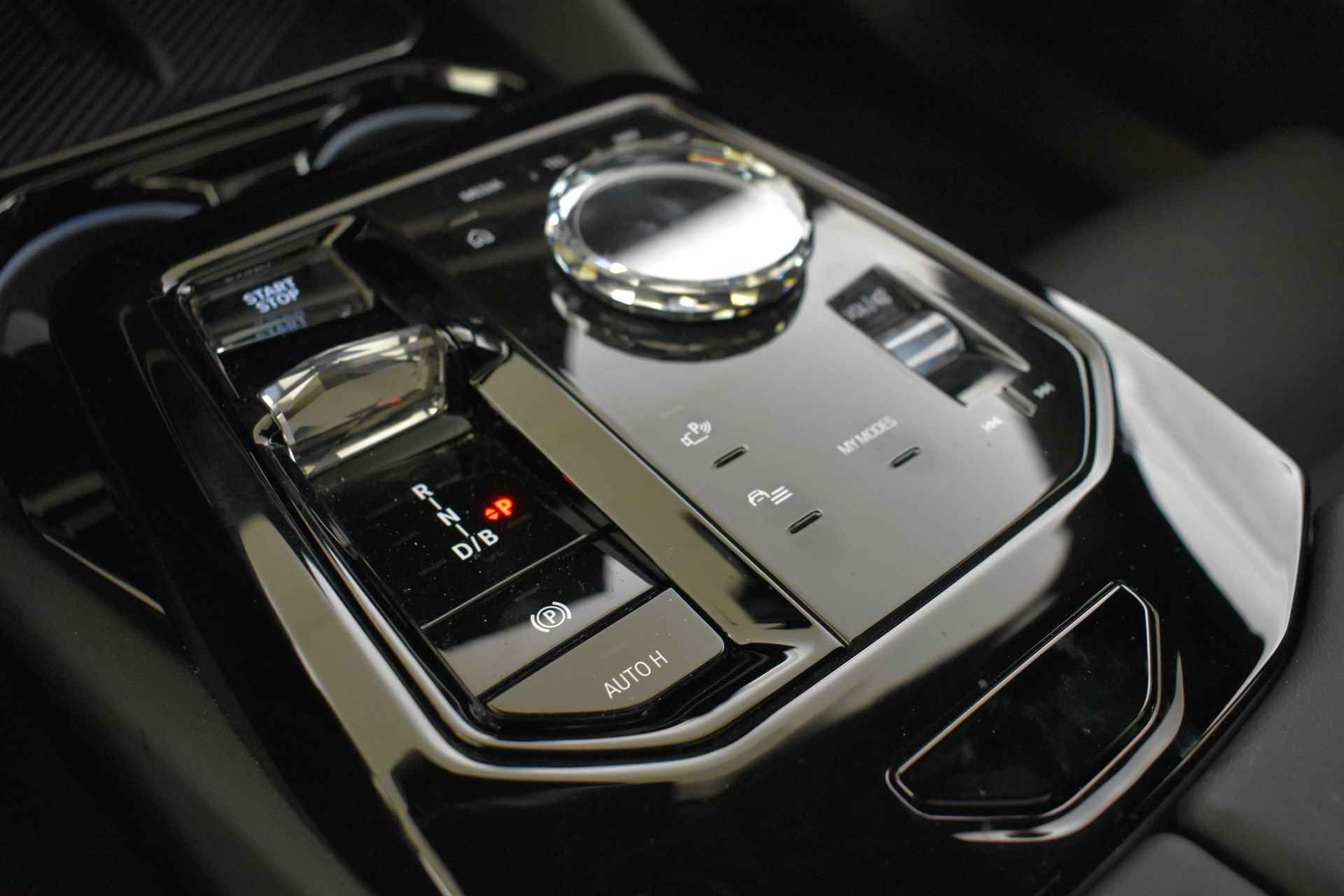 BMW i5 eDrive40 M Sport 84 kWh / Panoramadak / Trekhaak / Parking Assistant Professional / Stoelventilatie / Adaptieve LED / Driving Assistant Professional - 70/73