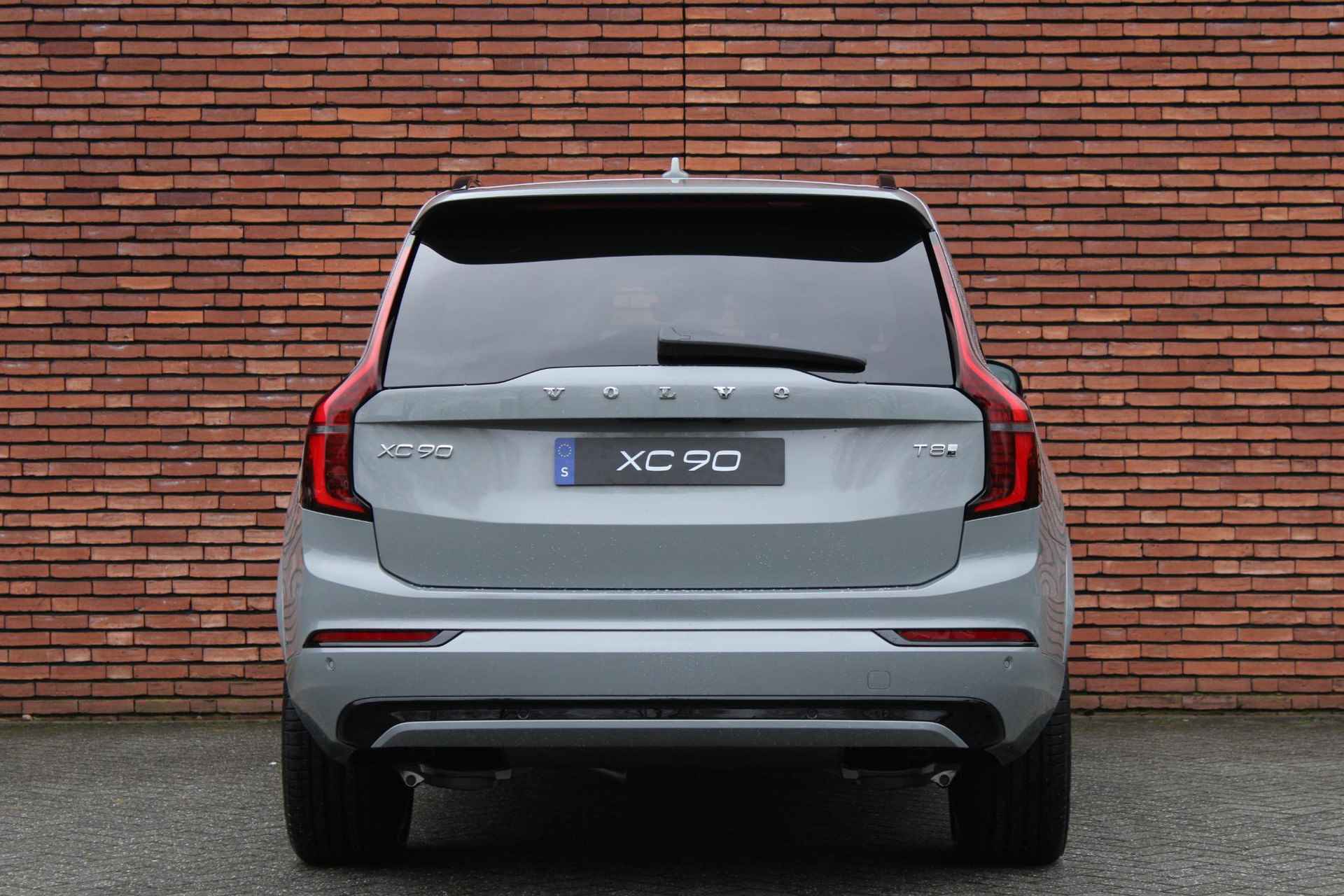 Volvo XC90 T8 Plug-in hybrid AWD Ultra Dark | Actieve luchtvering | Bowers&Wilkins Audiosysteem | 22'' lichtmetalen velgen | Gelamineerde zijruiten rondom | Extra getint glas achter |  Elektrisch glazen panorama-dak | 360 graden camera | Head-up display - 17/20