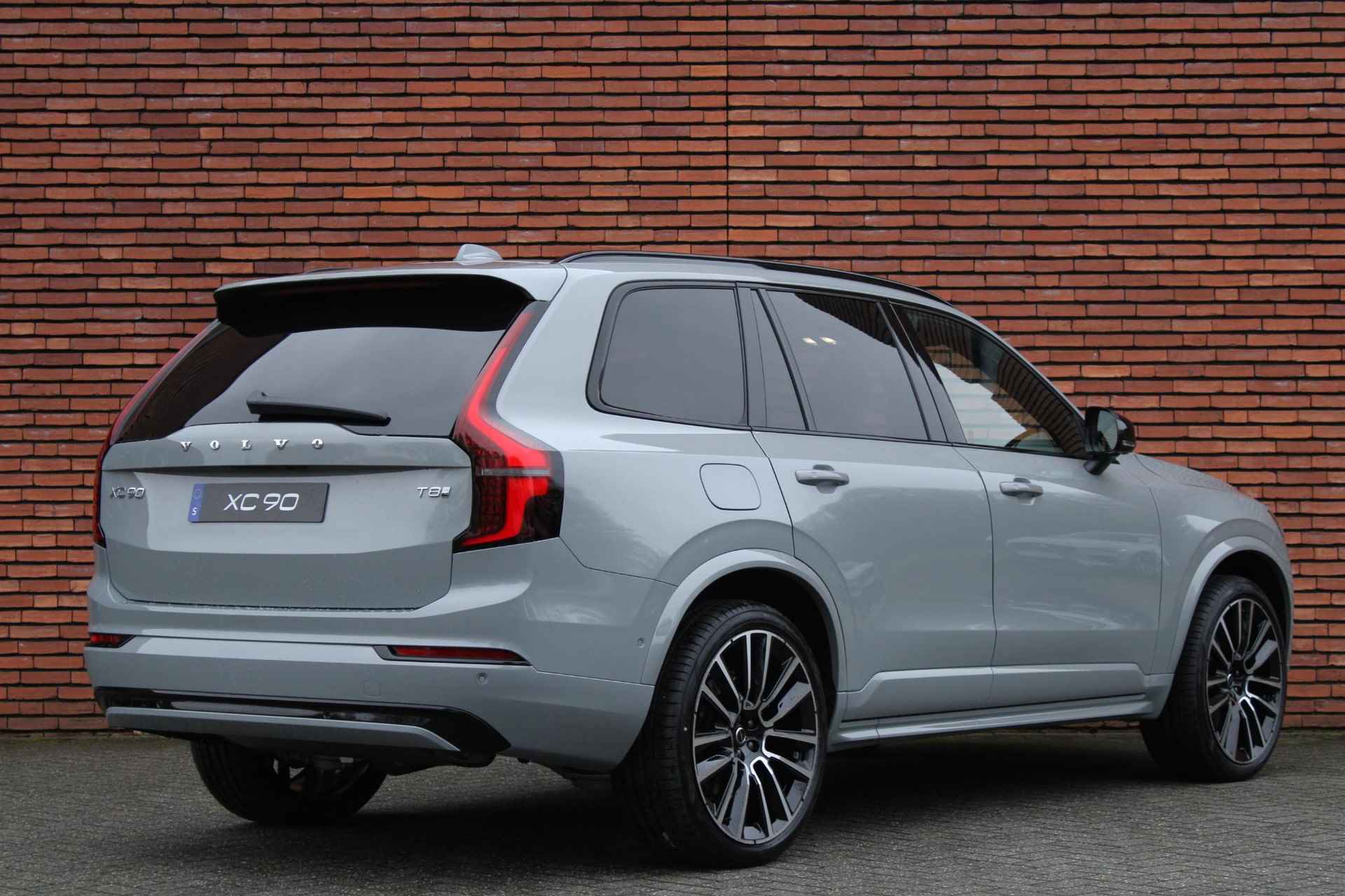 Volvo XC90 T8 Plug-in hybrid AWD Ultra Dark | Actieve luchtvering | Bowers&Wilkins Audiosysteem | 22'' lichtmetalen velgen | Gelamineerde zijruiten rondom | Extra getint glas achter |  Elektrisch glazen panorama-dak | 360 graden camera | Head-up display - 2/20