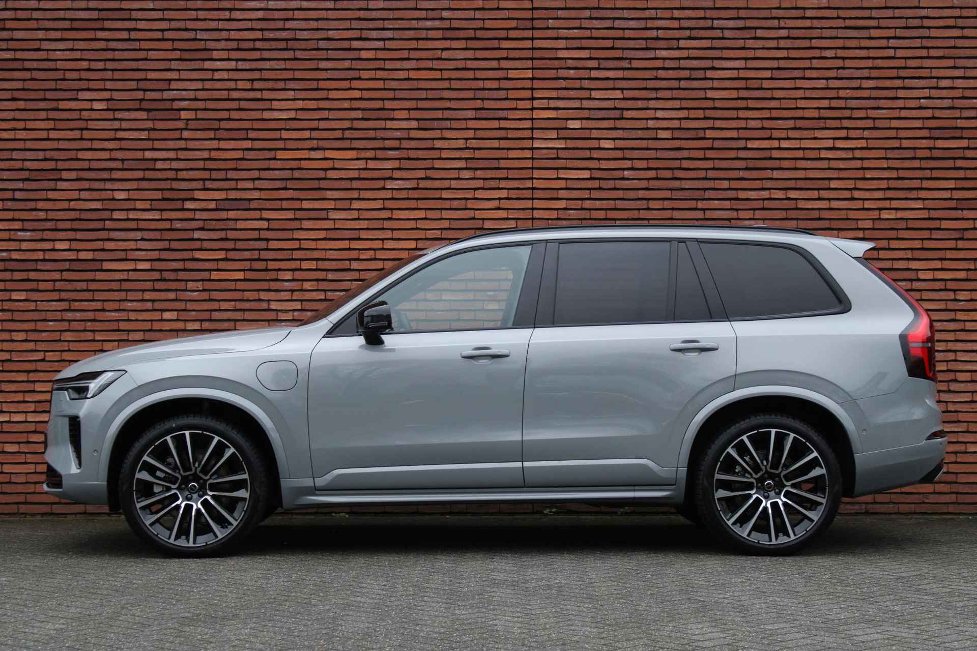 Volvo XC90 T8 Plug-in hybrid AWD Ultra Dark | Actieve luchtvering | Bowers&Wilkins Audiosysteem | 22'' lichtmetalen velgen | Gelamineerde zijruiten rondom | Extra getint glas achter |  Elektrisch glazen panorama-dak | 360 graden camera | Head-up display - 8/20