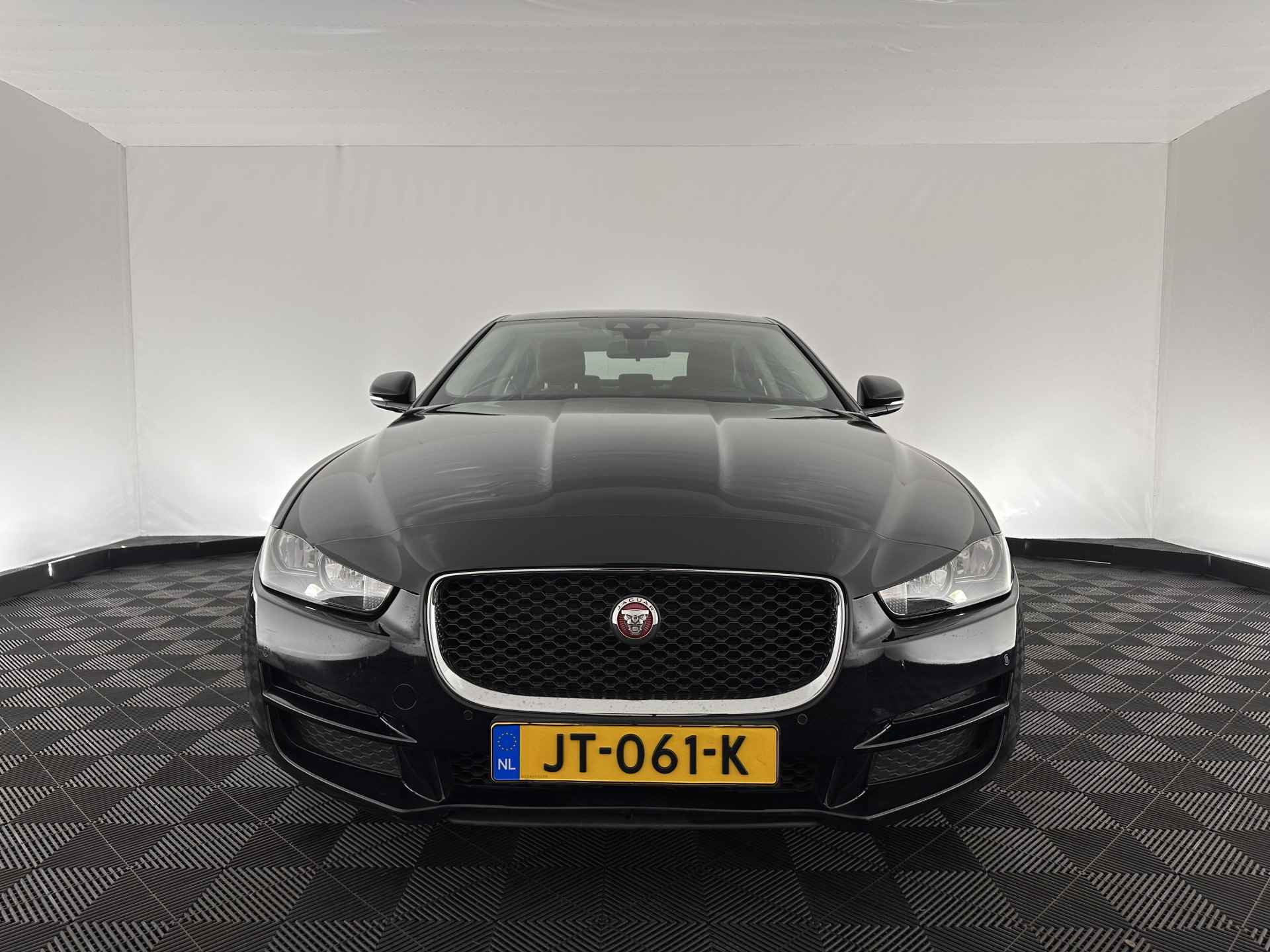 Jaguar XE 2.0 D Pure In-Control-Pack Aut. *FULL-LEATHER | NAVI-FULLMAP | COMFORT-SEATS | CAMERA | ECC | SHIFT-PADDLES | LANE-ASSIST | PDC | HEATED-SEATS | CRUISE | 17''ALU* - 2/33